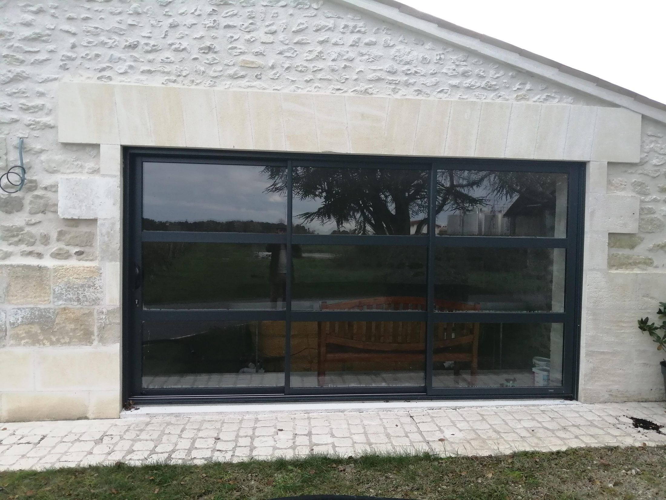 Grande baie vitrée aluminium sur maison en pierre — Jonzac