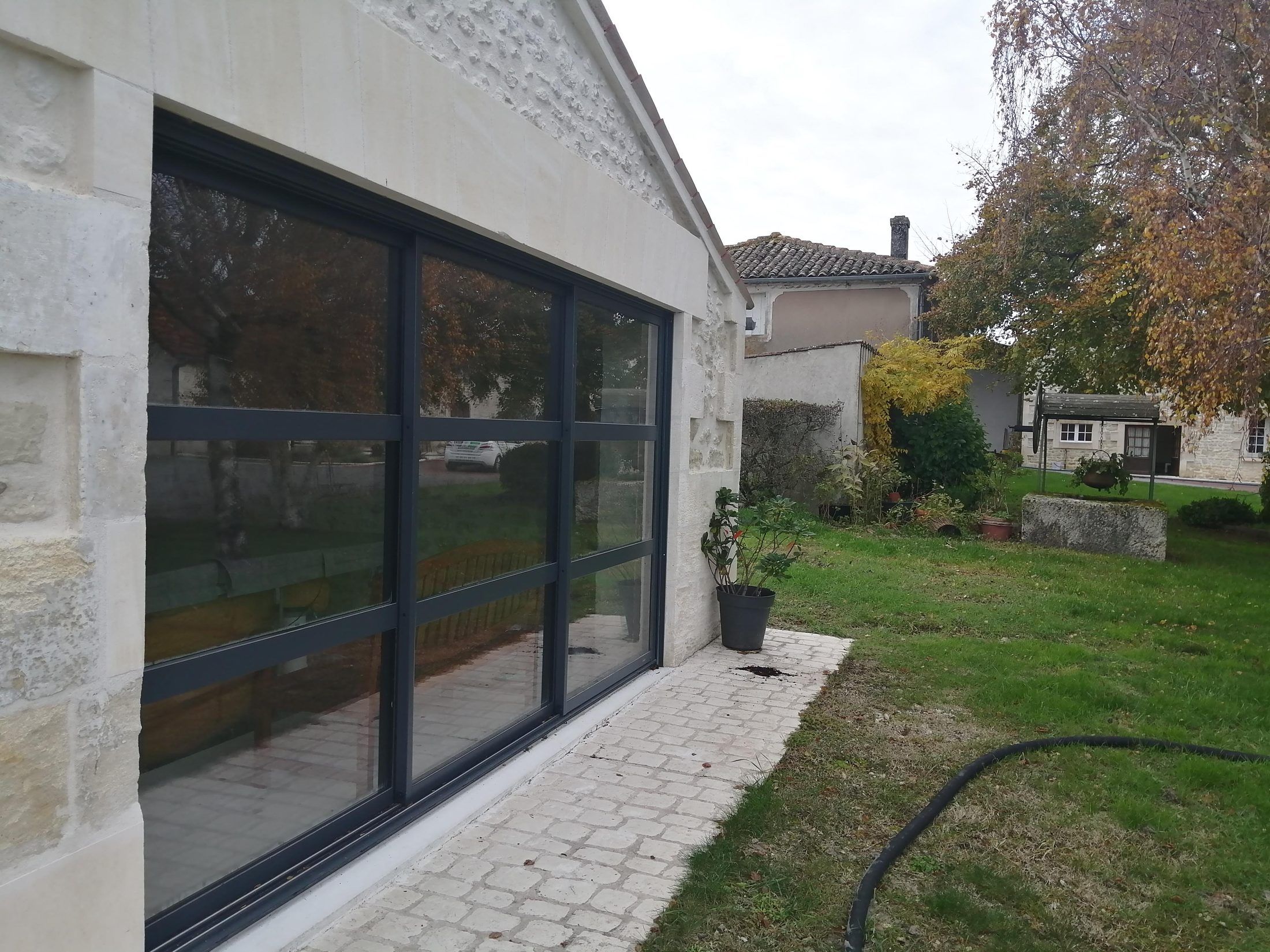 Grande baie vitrée aluminium sur maison en pierre — photo 2