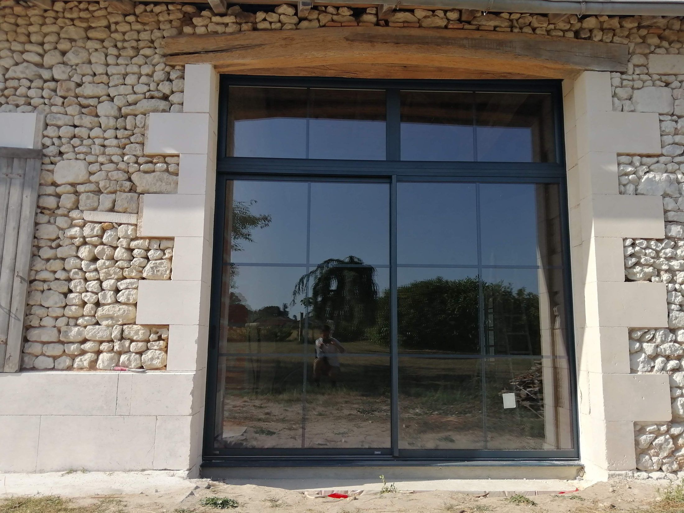 Baie vitrée aluminium dans une façade en pierre — Saujon