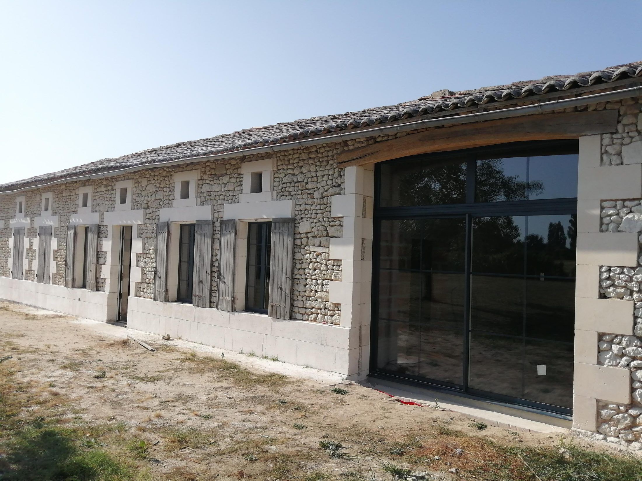 Grandes baies aluminium sur une longère en pierre — Archiac