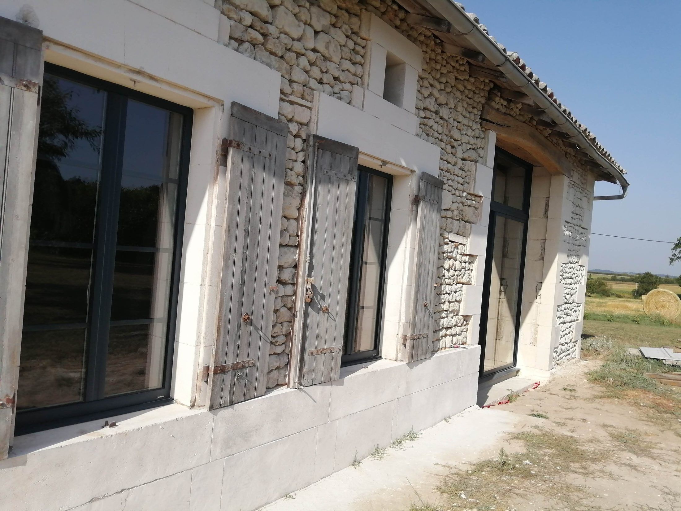 Grandes baies aluminium sur une longère en pierre — photo 2