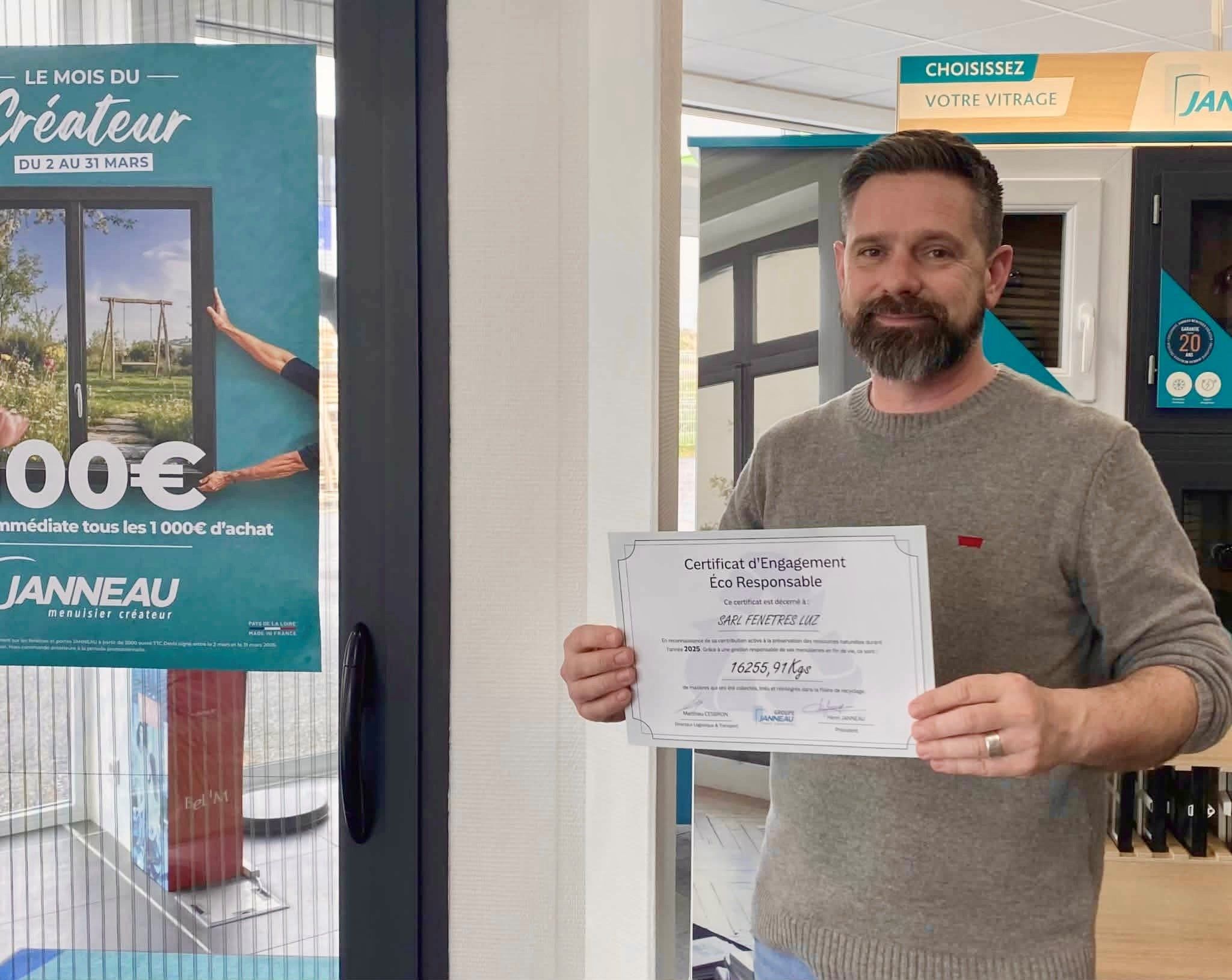 Benoît, gérant, avec le certificat d’engagement éco-responsable Janneau