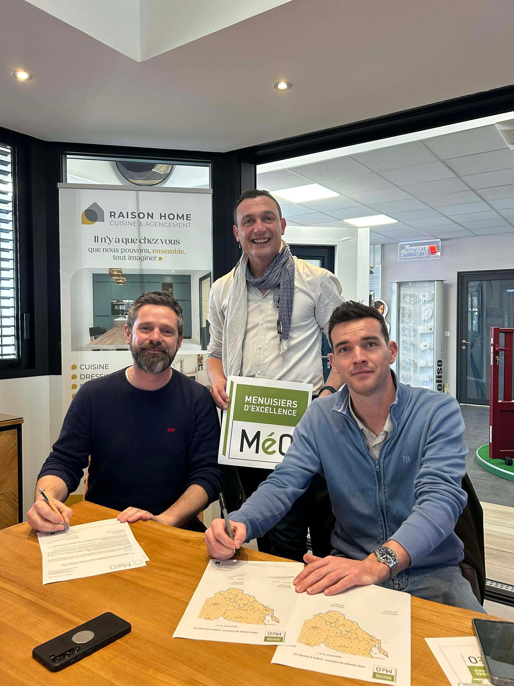Signature du certificat Menuisier d’Excellence MéO dans le showroom LUZ