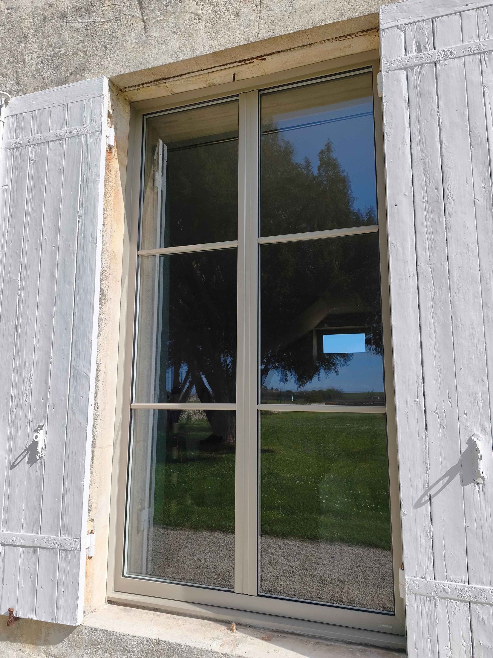 Fenêtres aluminium à parcloses moulurées dans un domaine — Jonzac