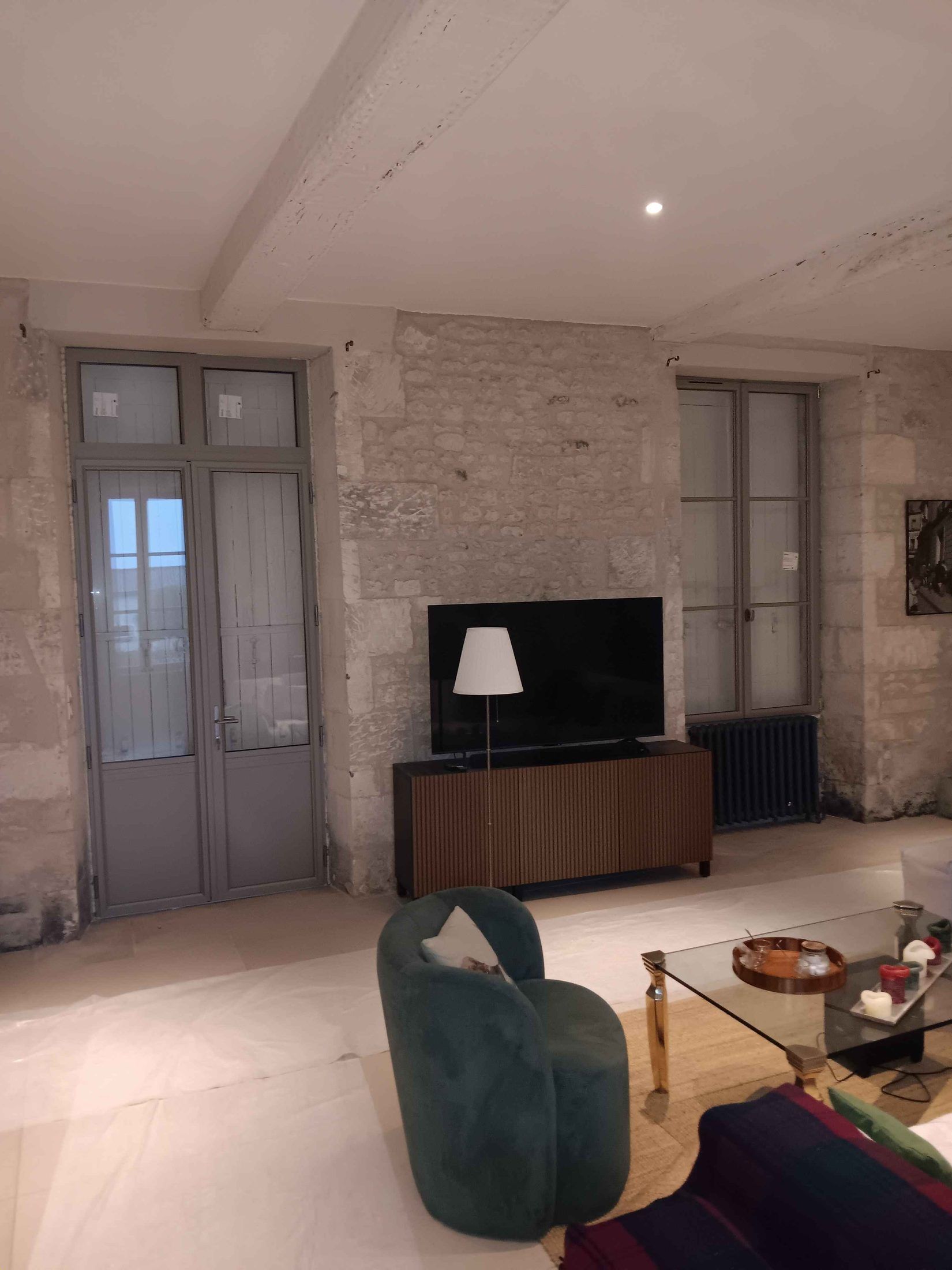 Fenêtres aluminium à parcloses moulurées dans un domaine — photo 2