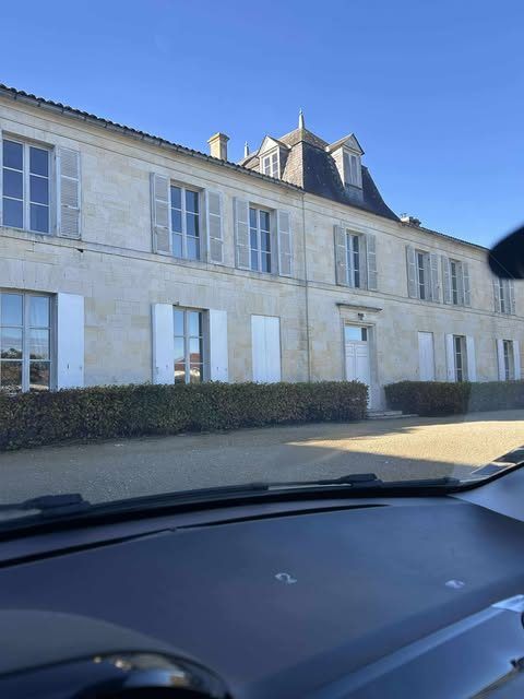 Fenêtres aluminium à parcloses moulurées dans un domaine — photo 3