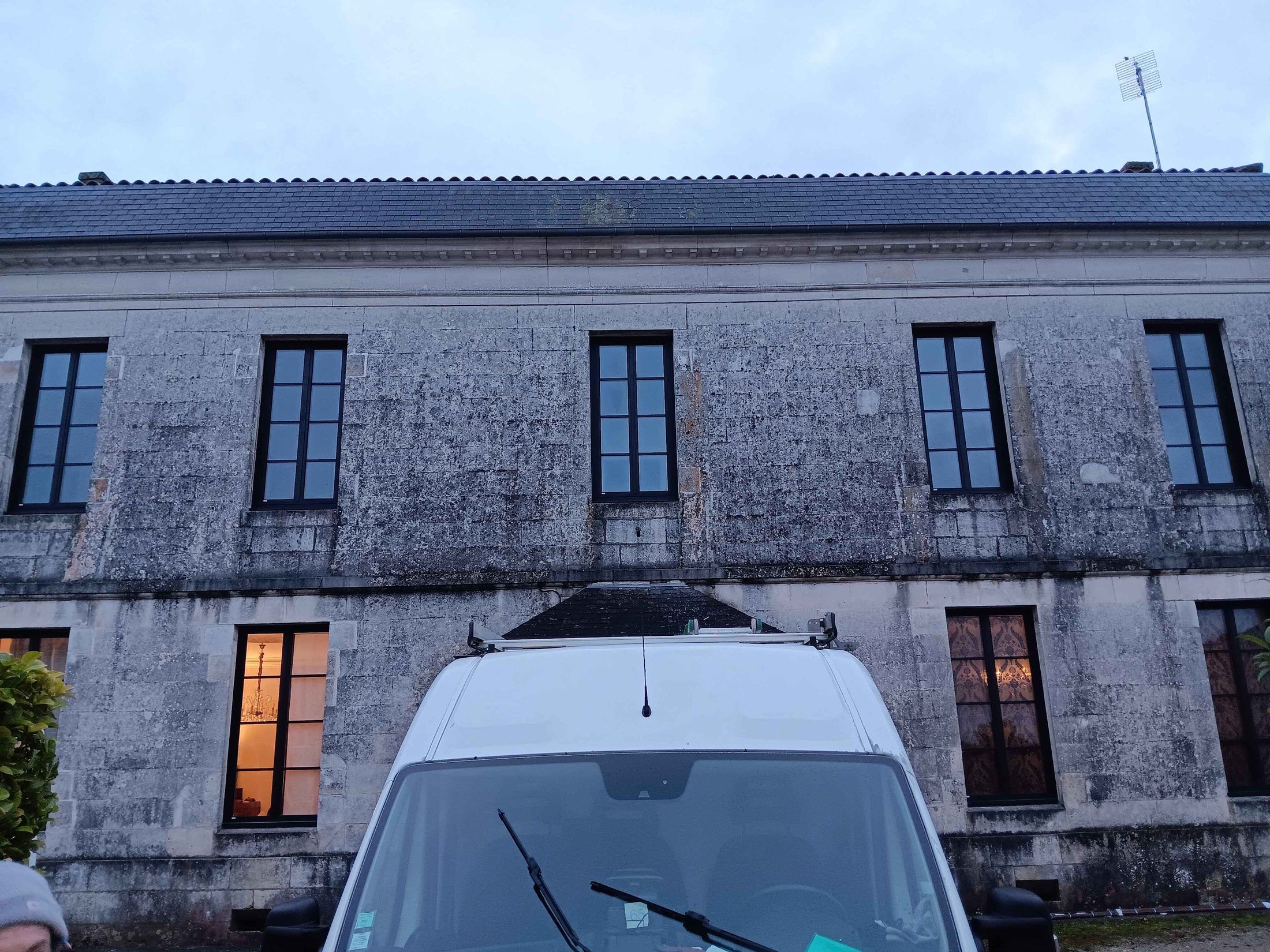 Fenêtres bois-aluminium MéO sur maison de pierre — Saint-Genis-de-Saintonge