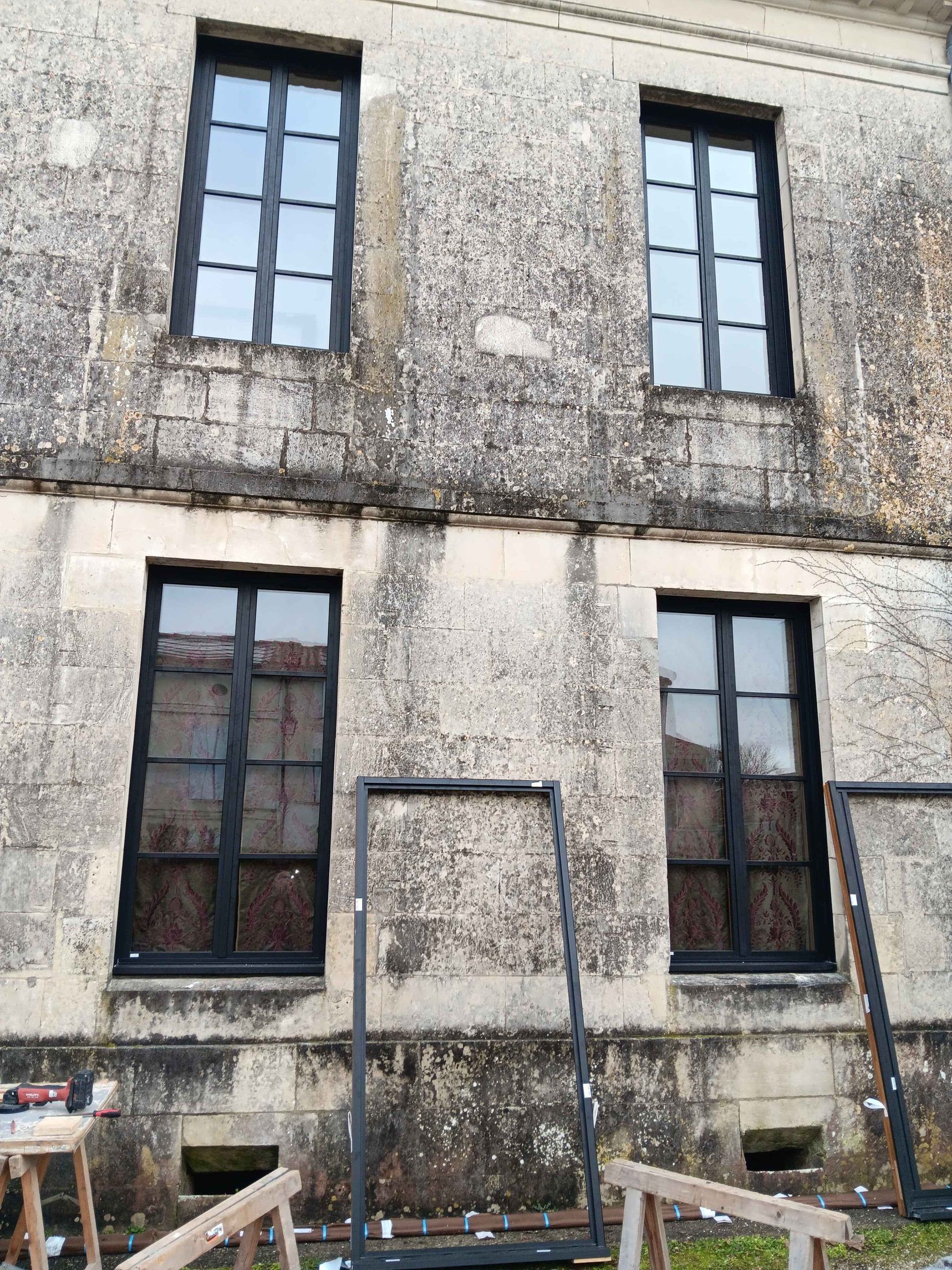 Fenêtres bois-aluminium MéO sur maison de pierre — photo 2