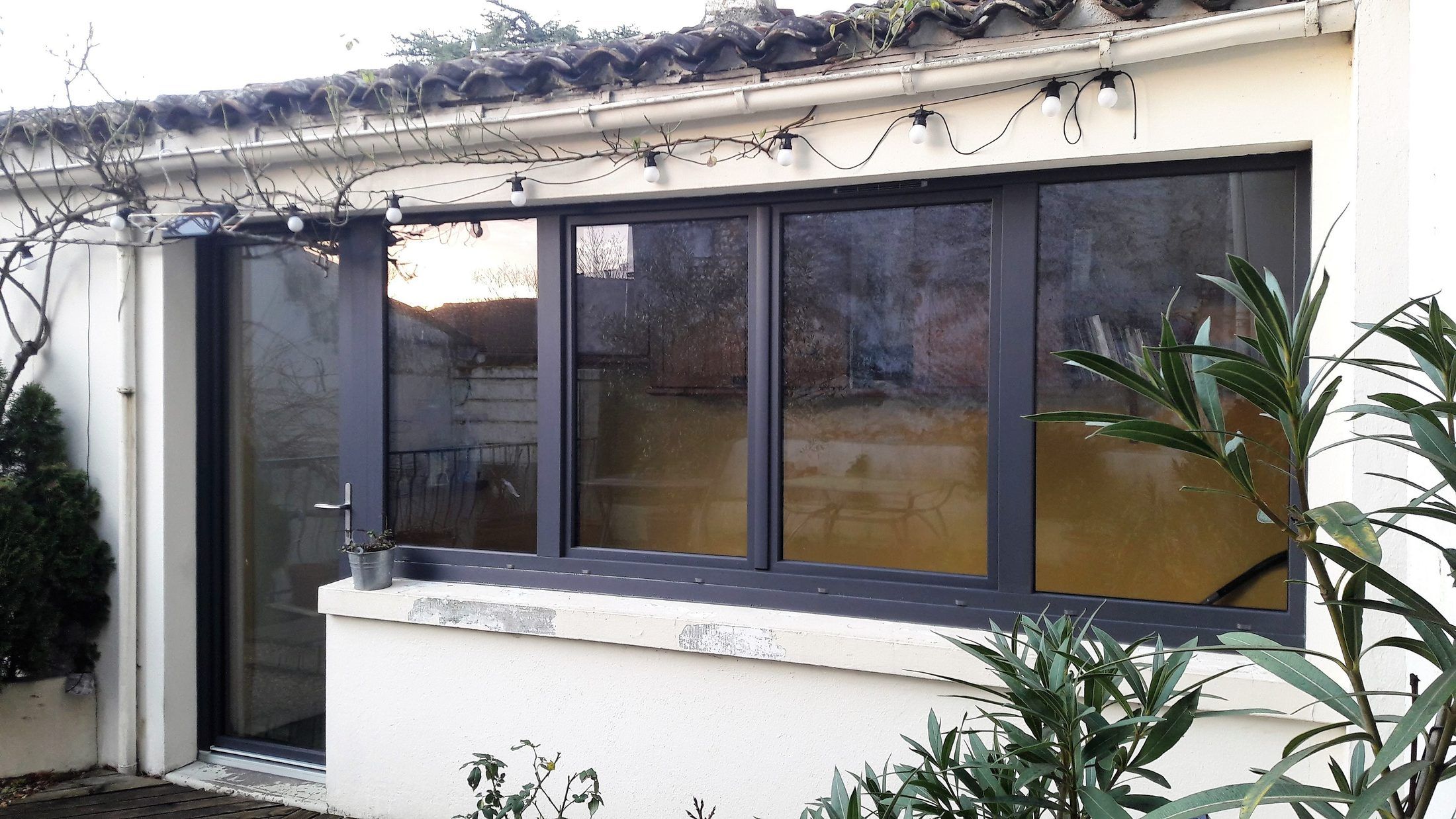 Fenêtres PVC anthracite sur façade blanche — Clion
