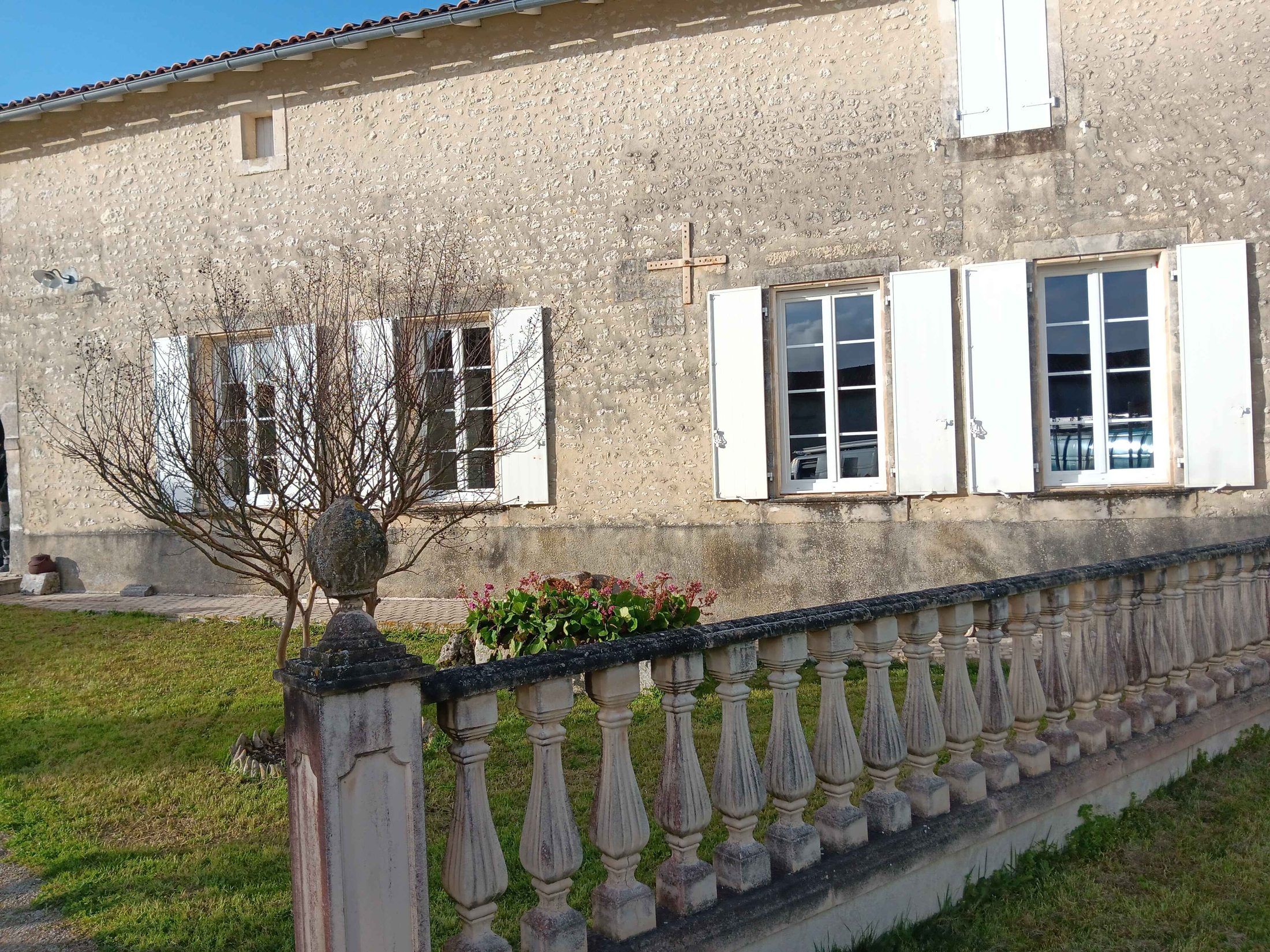Fenêtres PVC à petits bois sur maison de maître — Montendre