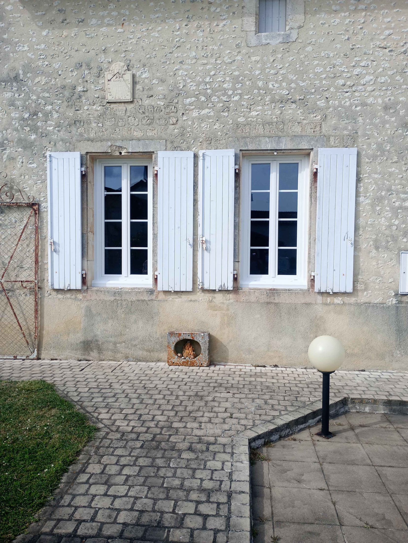 Fenêtres PVC à petits bois sur maison de maître — photo 2