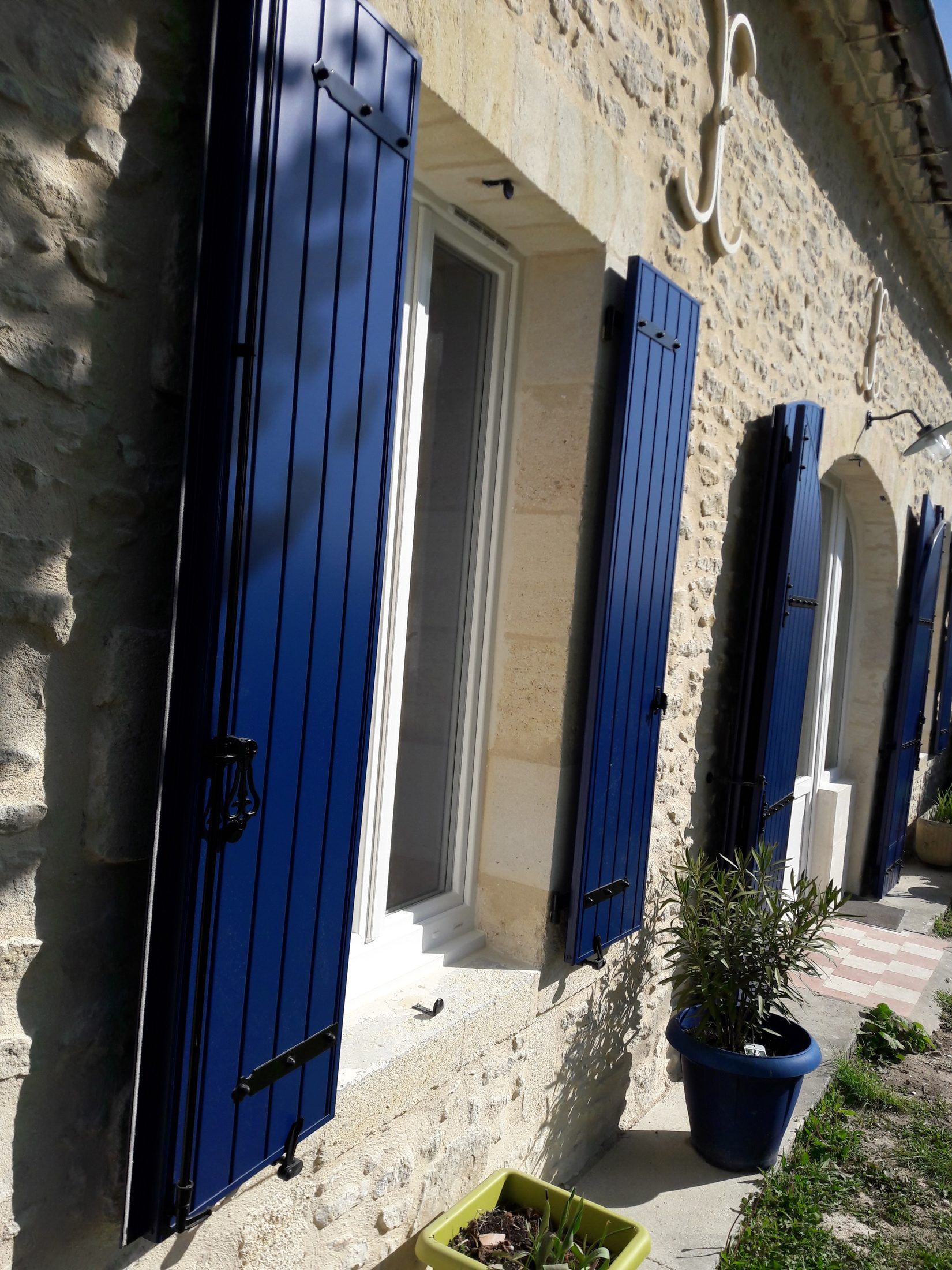 Fenêtres PVC et volets battants aluminium bleus — photo 2