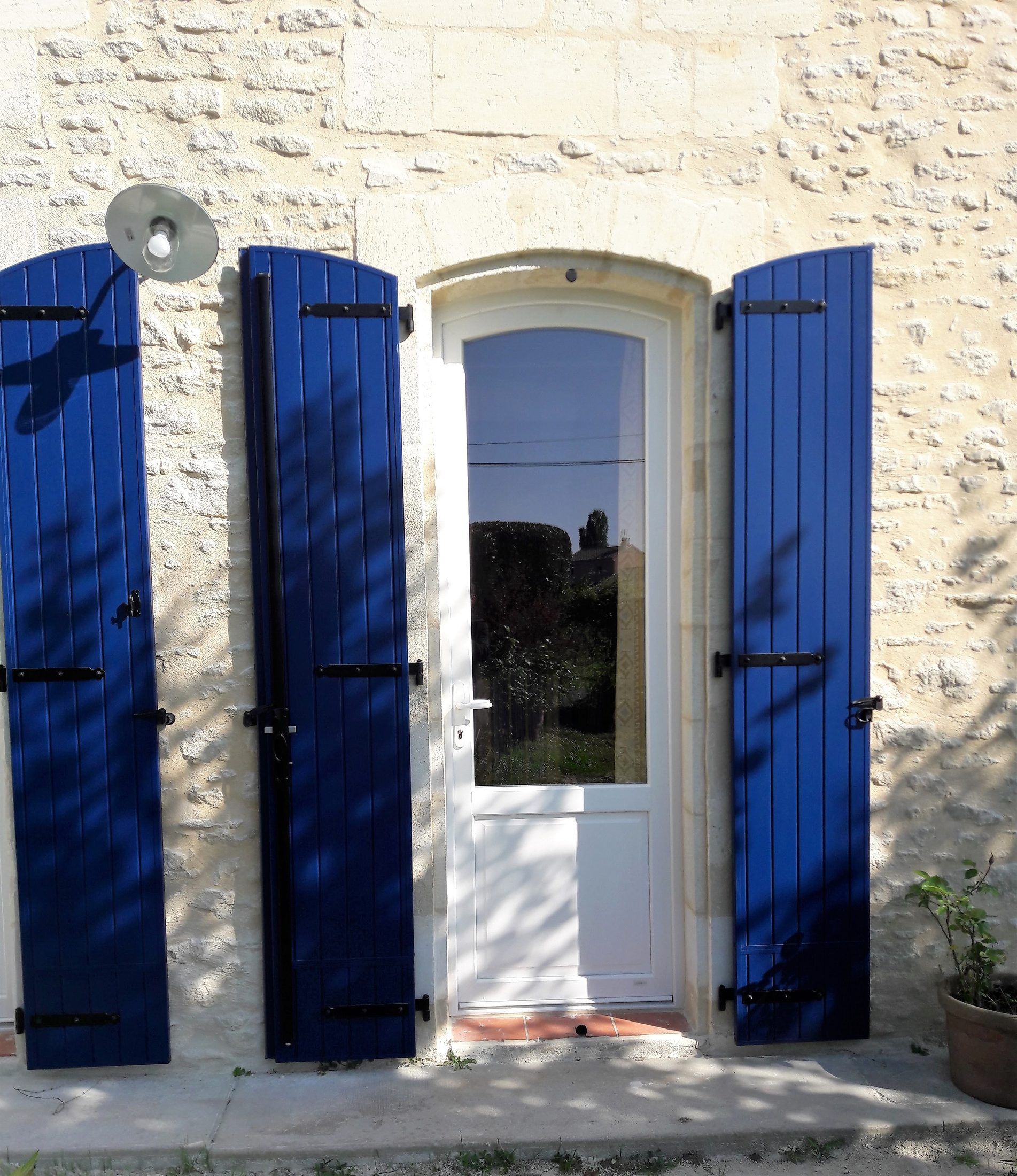 Fenêtres PVC et volets battants aluminium bleus — photo 3