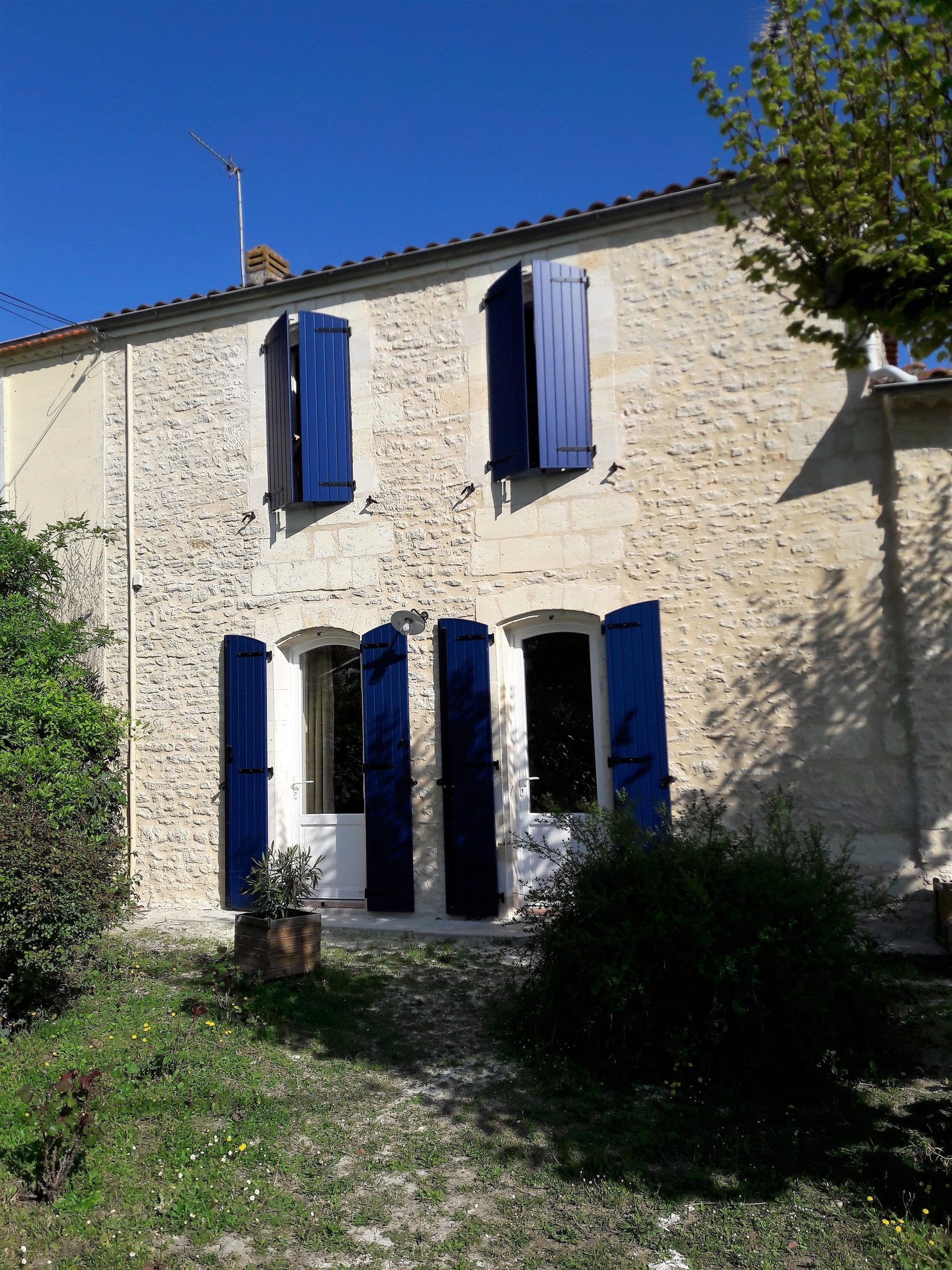 Fenêtres PVC et volets battants aluminium bleus — photo 4