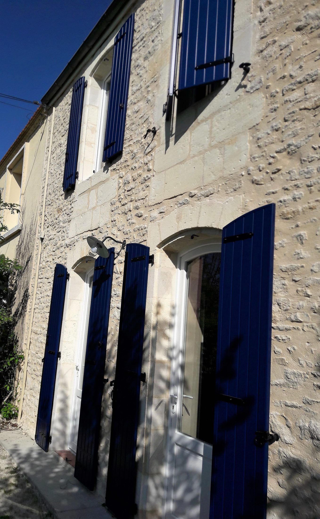 Fenêtres PVC et volets battants aluminium bleus — photo 5