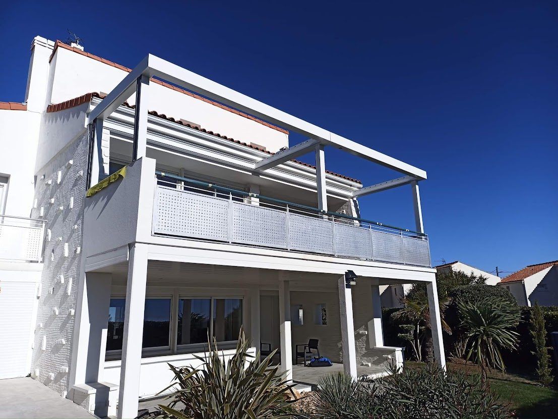 Garde-corps aluminium à panneaux ajourés sur balcons — Saint-Palais-sur-Mer