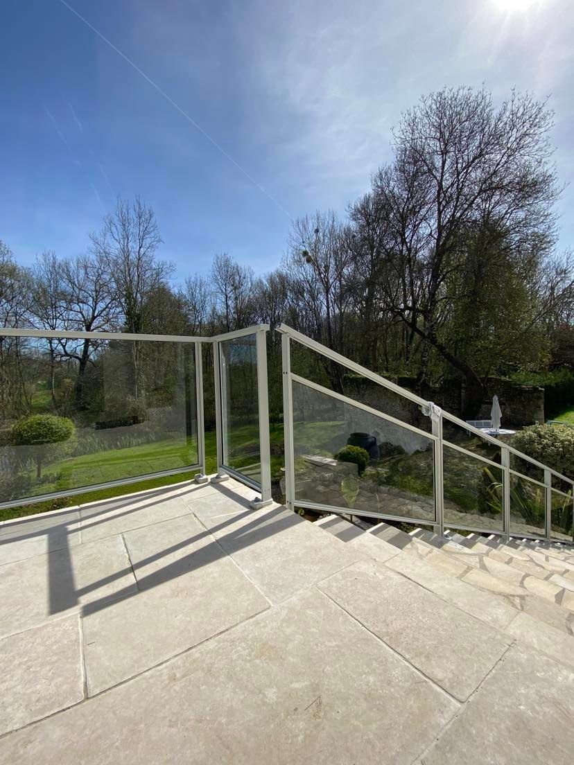 Garde-corps vitrés sur terrasse et escalier — Jonzac