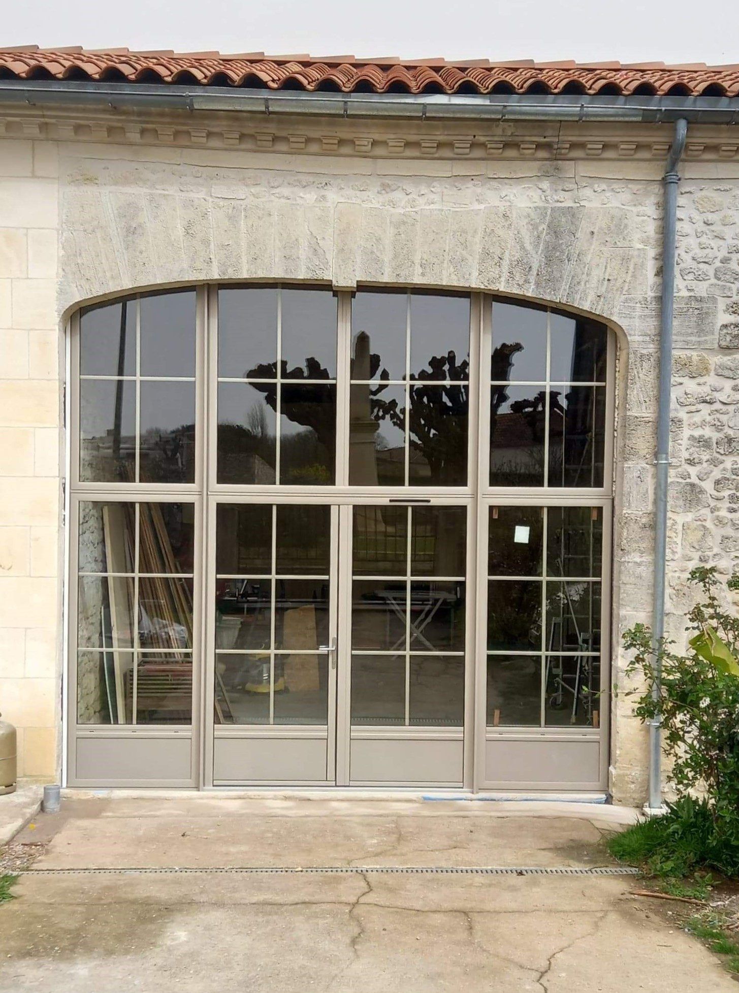 Menuiserie aluminium cintrée coloris sable — Réaux-sur-Trèfle