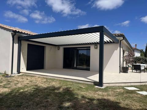 Pergola bioclimatique adossée sur maison de plain-pied — Jonzac