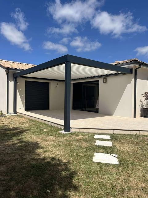 Pergola bioclimatique adossée sur maison de plain-pied — photo 2