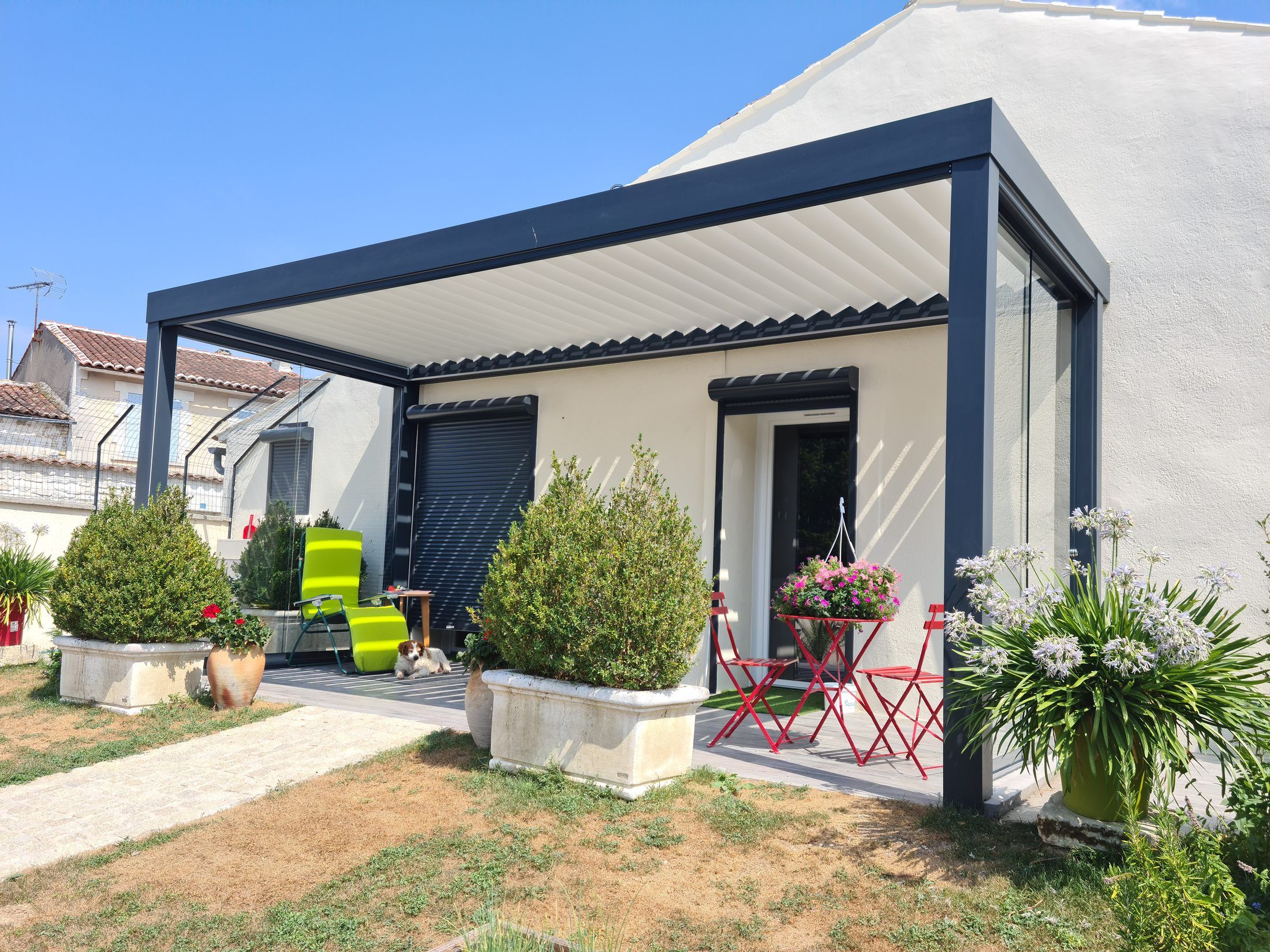 Pergola bioclimatique anthracite sur terrasse — Saujon