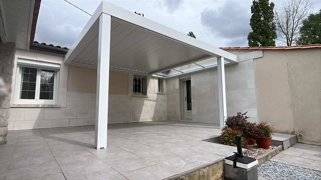 Pergola bioclimatique blanche adossée — La Couronne