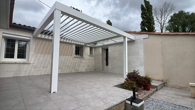Pergola bioclimatique blanche adossée — photo 2