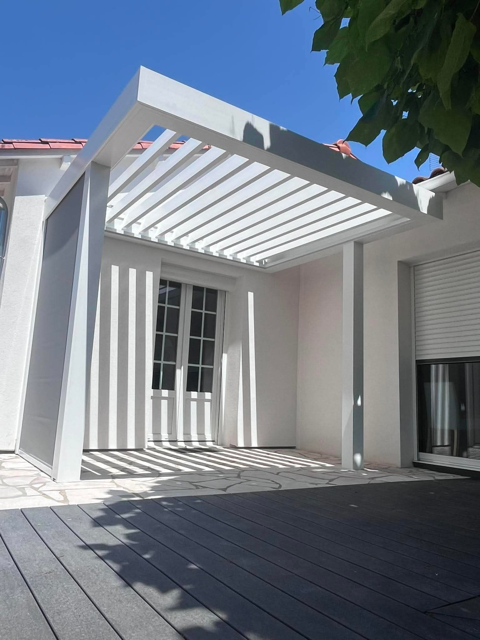 Petite pergola blanche sur terrasse de villa — Pays royannais