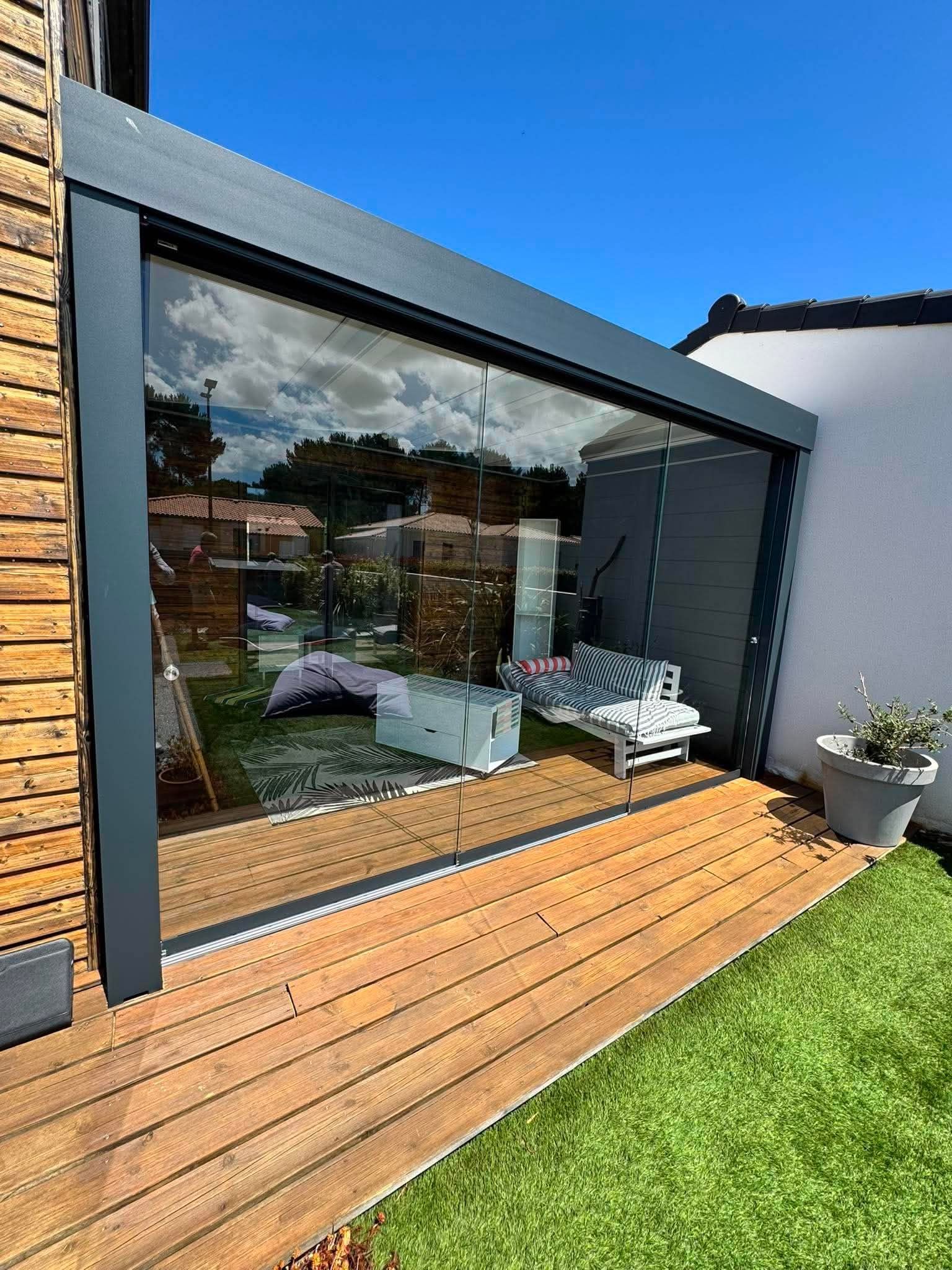 Pergola fermée par coulissants de verre et store zip, au bord de la piscine — Pays royannais