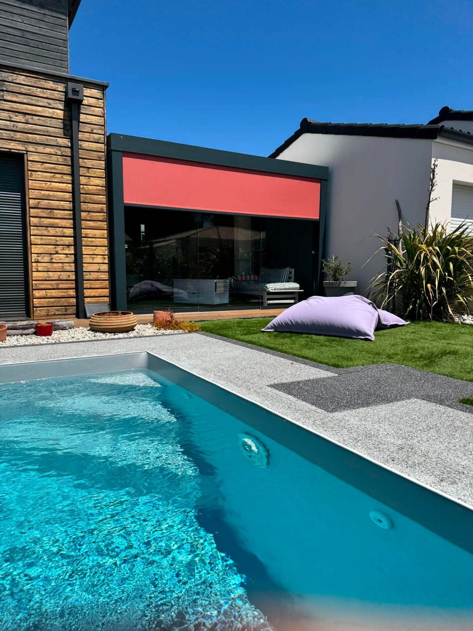 Pergola fermée par coulissants de verre et store zip, au bord de la piscine — photo 2