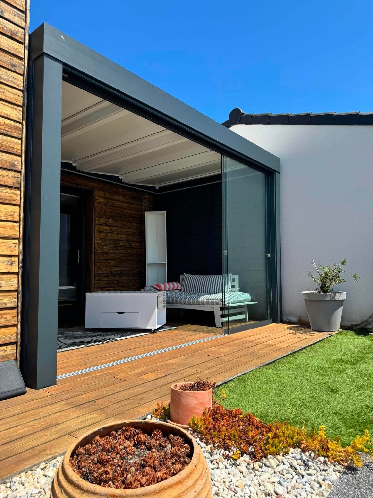 Pergola fermée par coulissants de verre et store zip, au bord de la piscine — photo 3