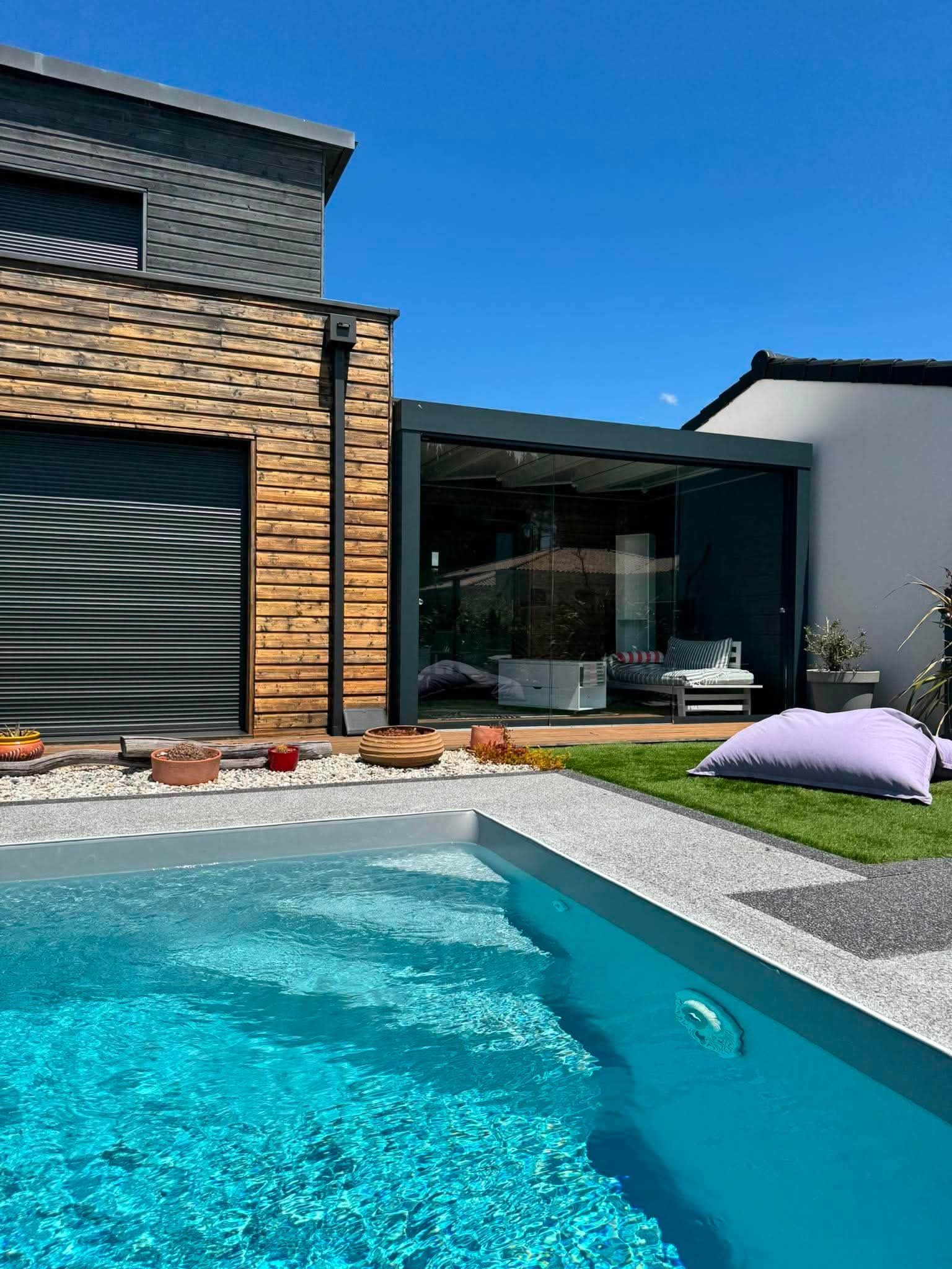 Pergola fermée par coulissants de verre et store zip, au bord de la piscine — photo 4