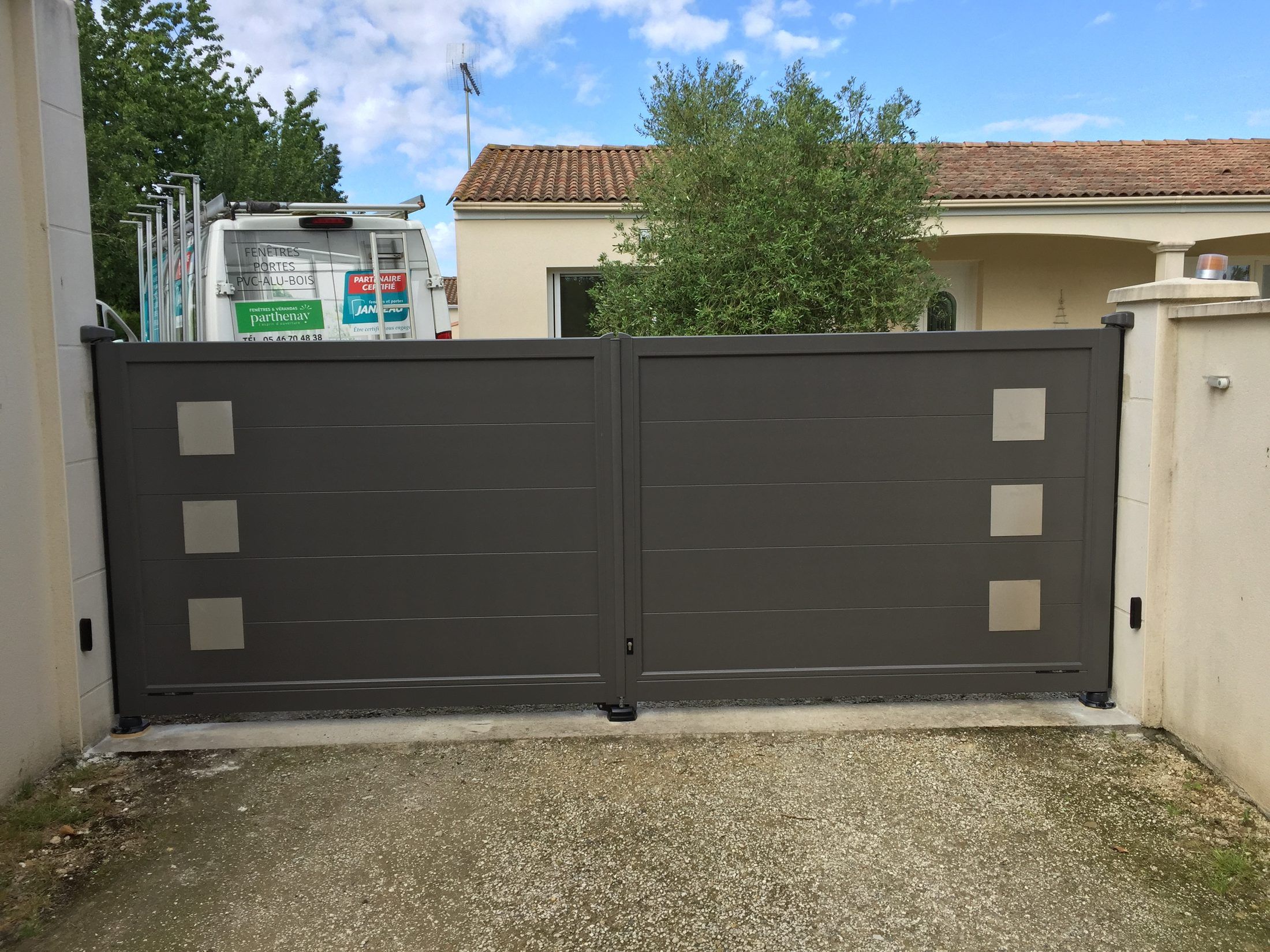 Portail contemporain à inserts — Breuillet