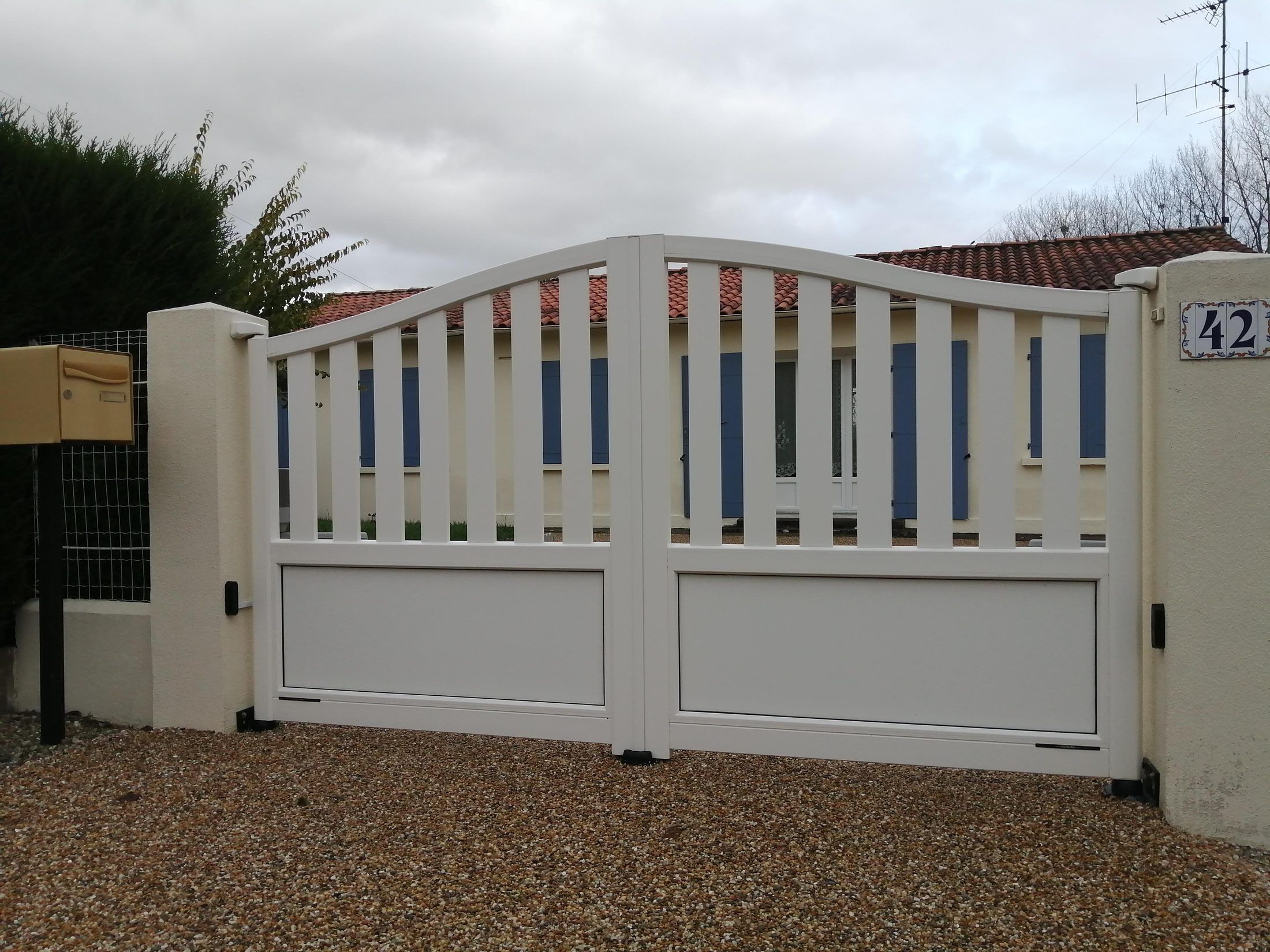 Portail aluminium blanc à barreaudage — Mirambeau