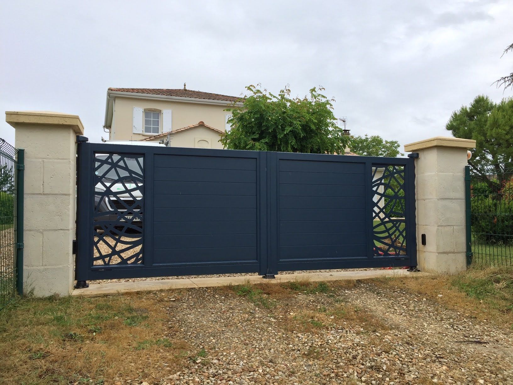 Portail coulissant noir à motifs découpés — Pays royannais