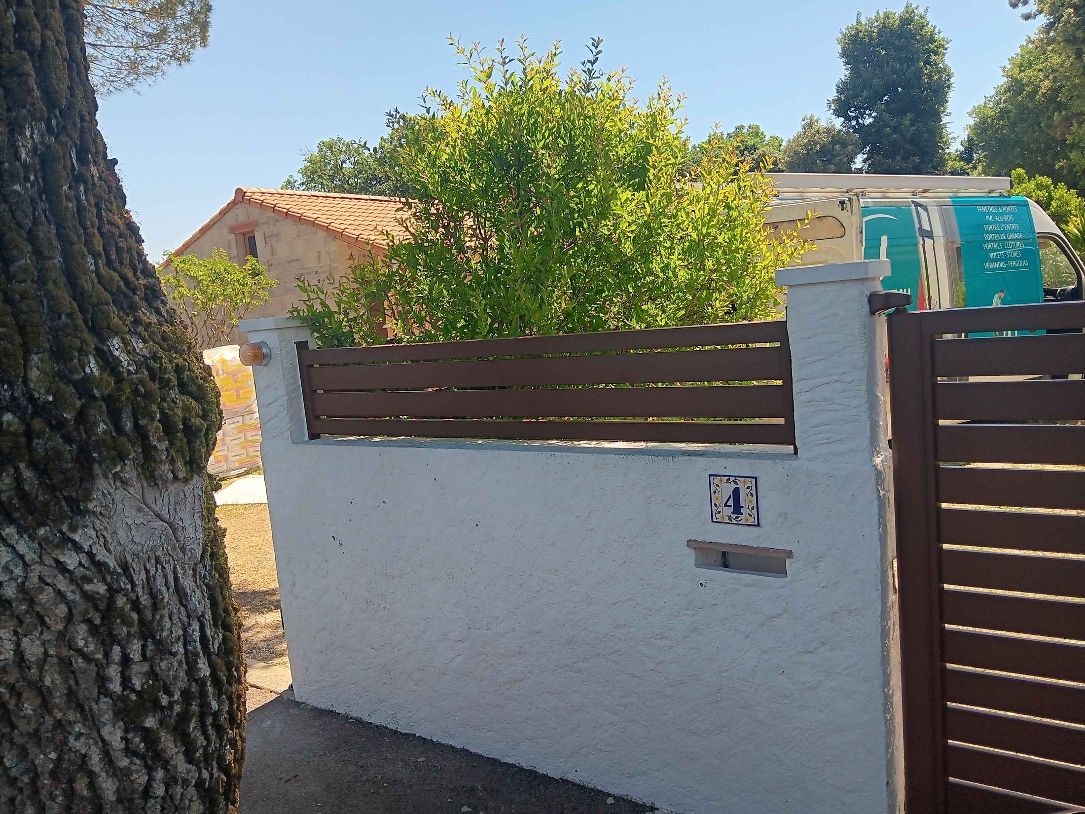 Portail et portillon aspect bois — Vaux-sur-Mer