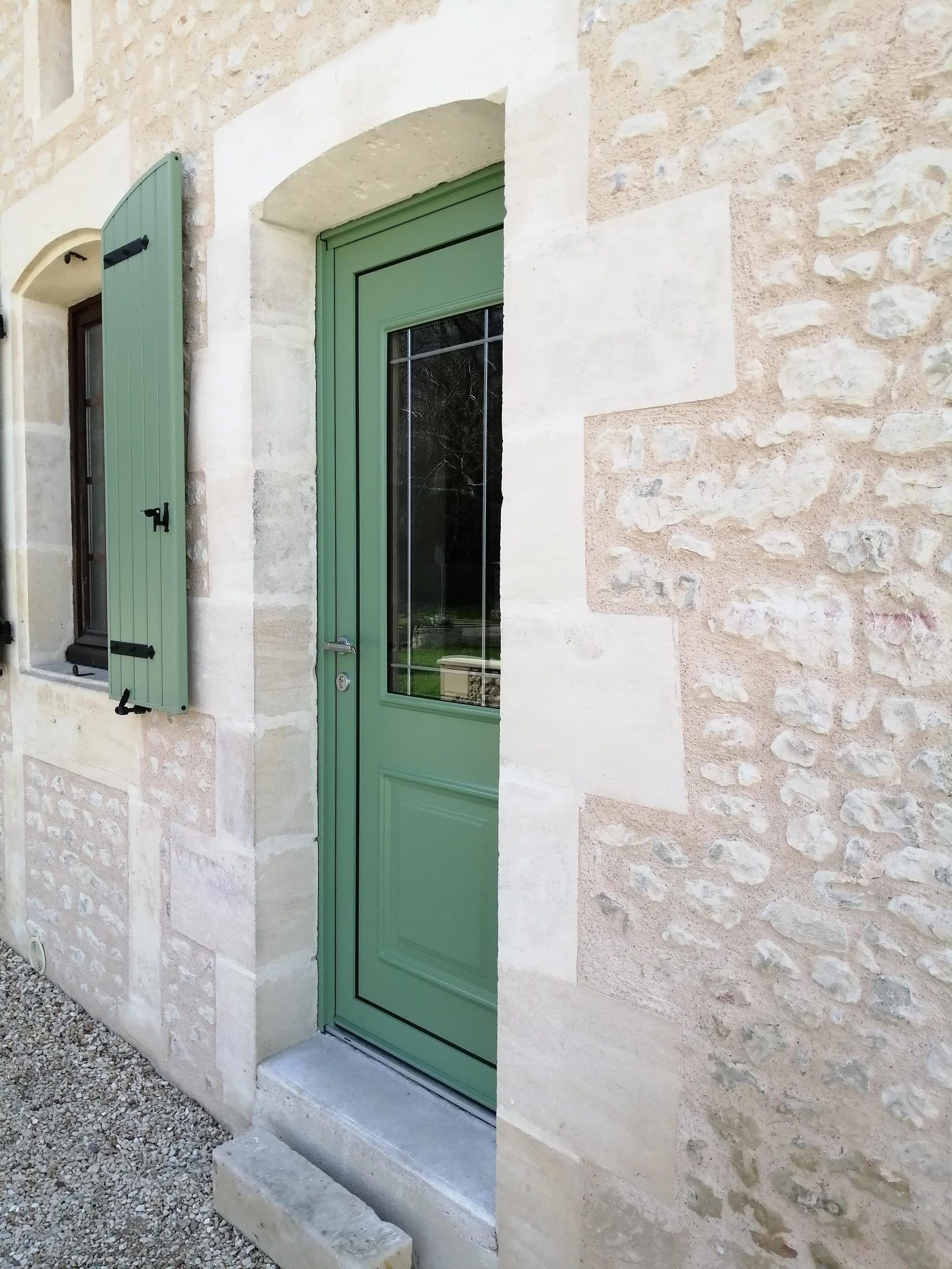 Porte d’entrée vert profond et volets assortis — Saujon