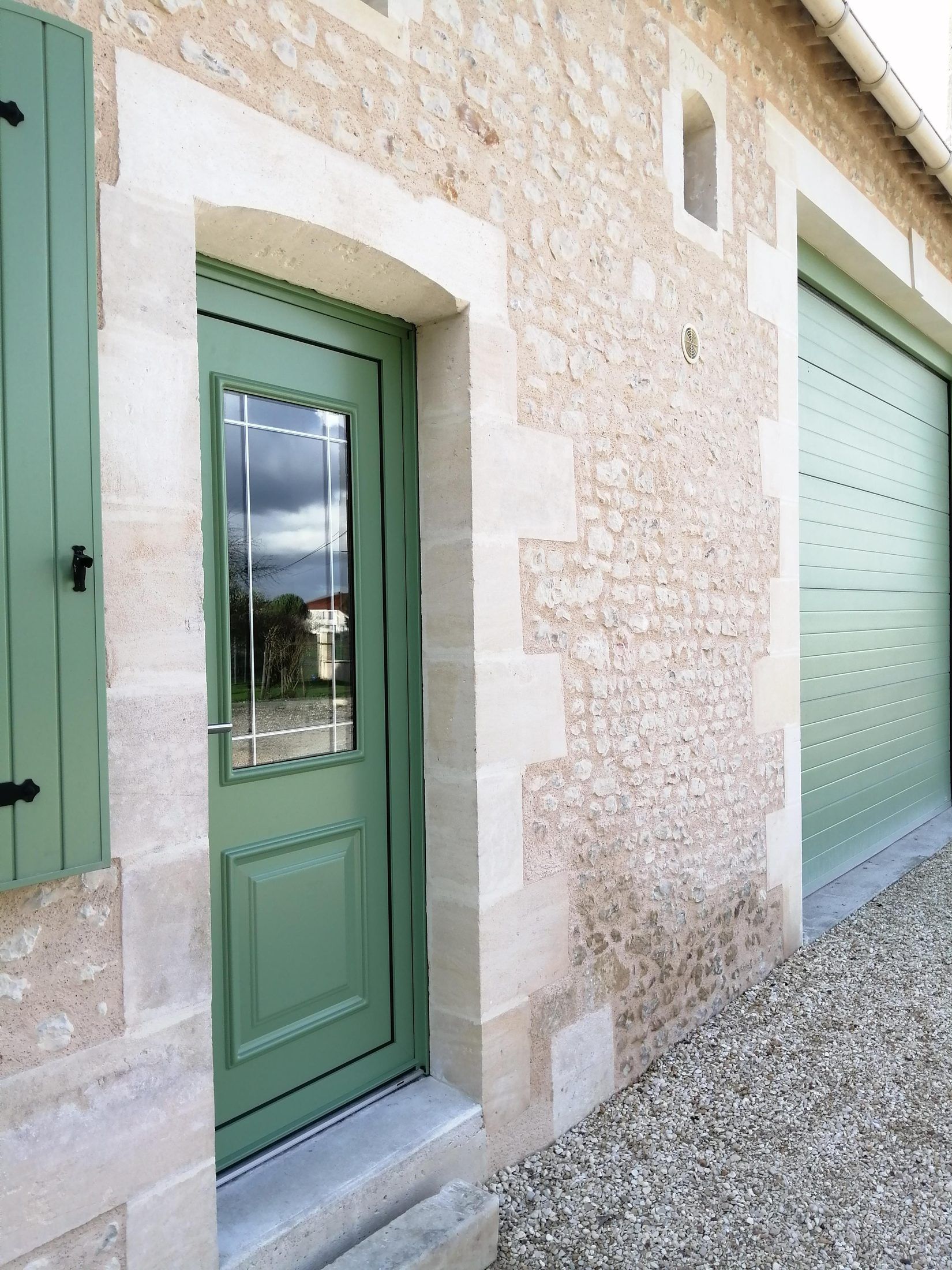 Porte d’entrée vert profond et volets assortis — photo 2
