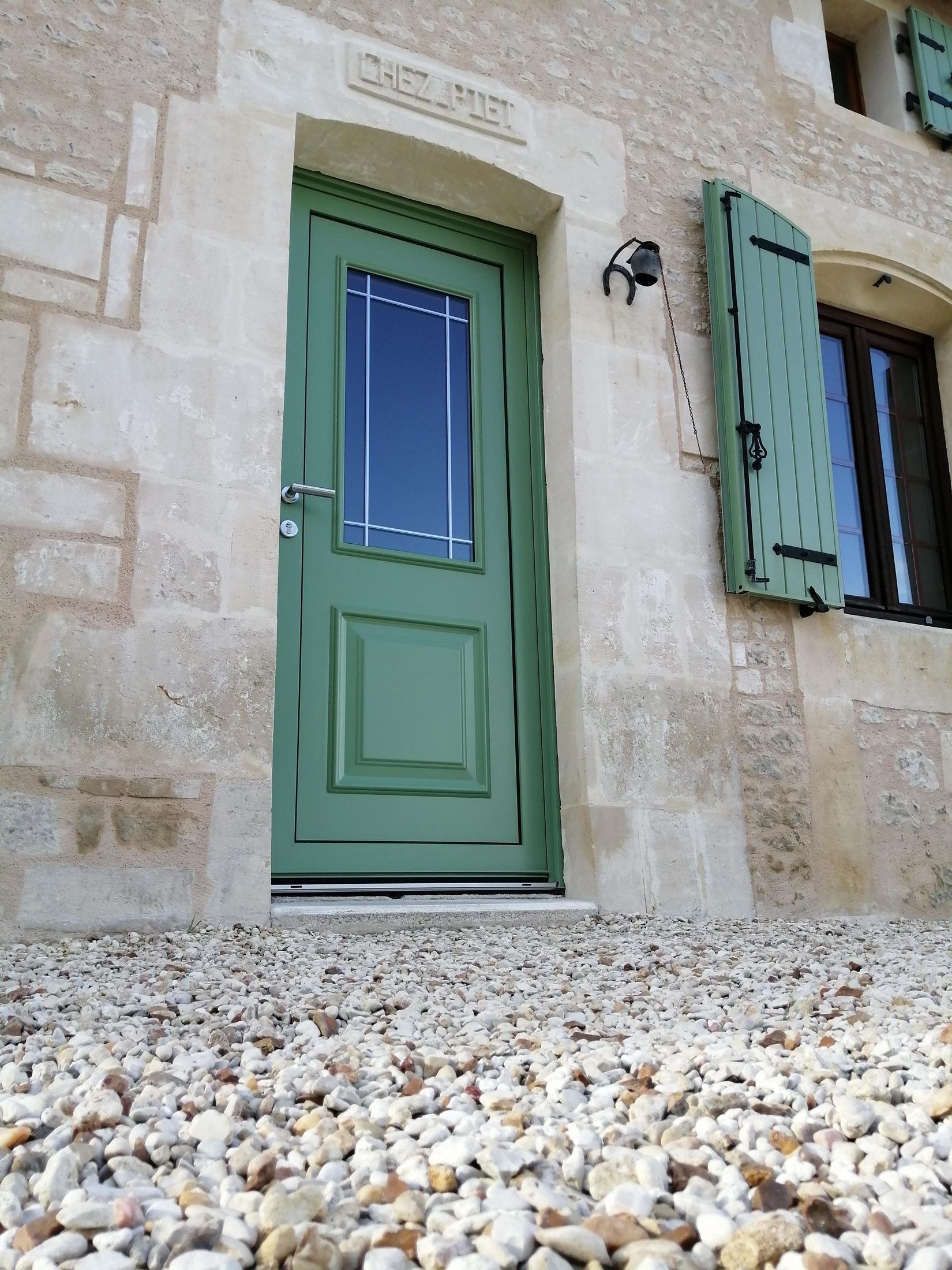 Porte d’entrée vert profond et volets assortis — photo 3