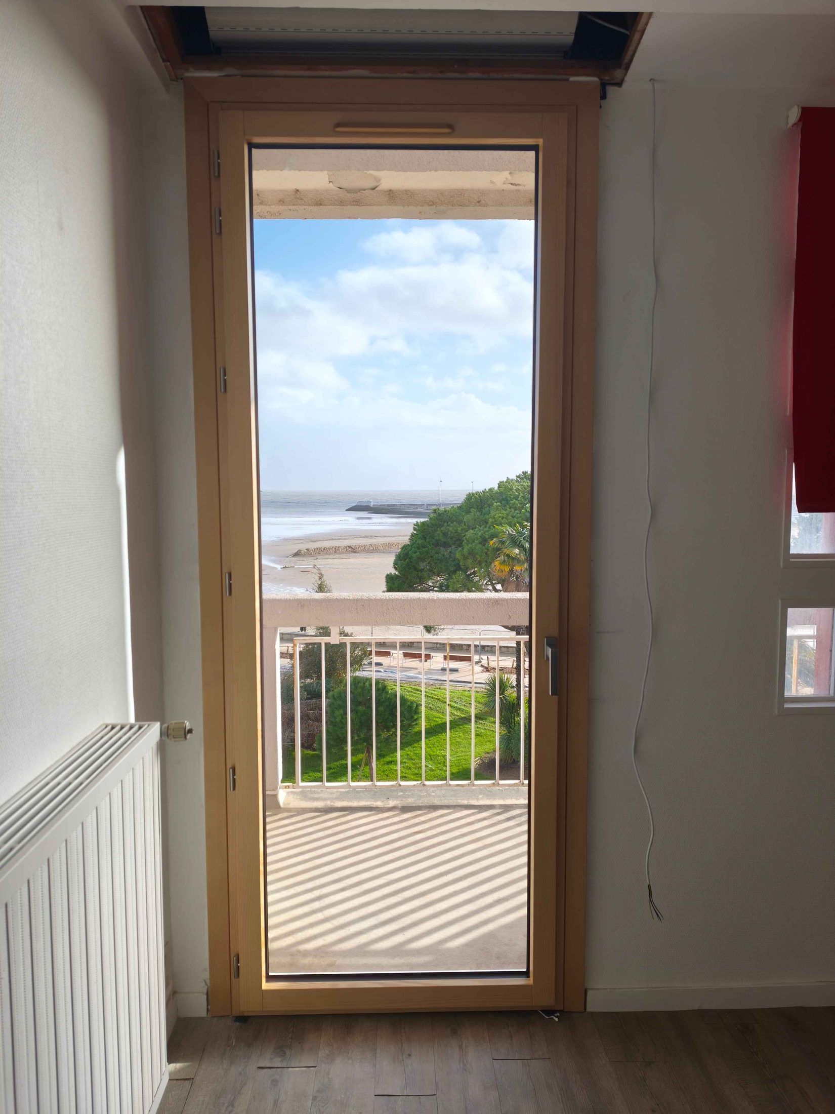 Porte-fenêtre bois-alu MéO sur le front de mer — photo 2