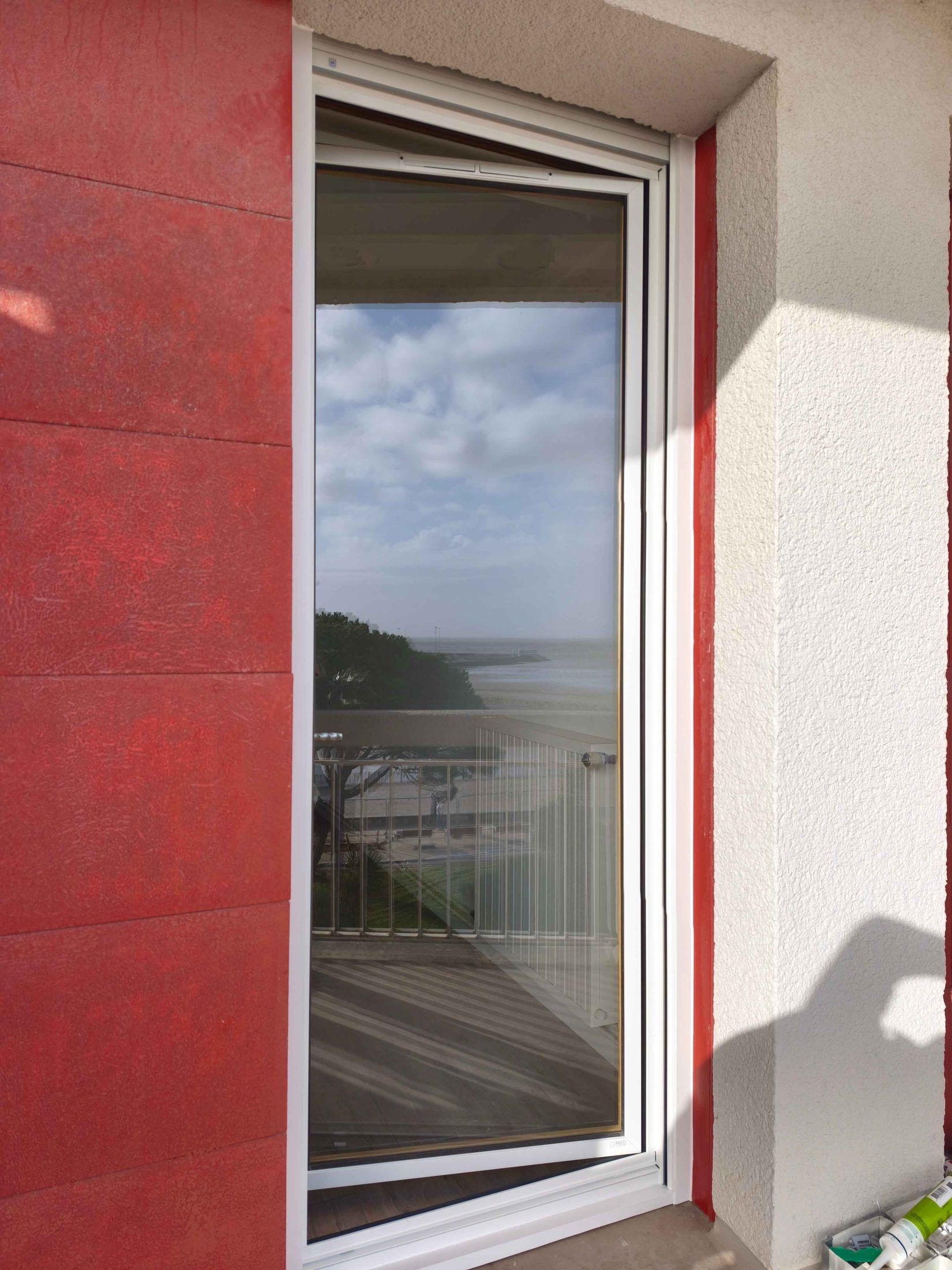 Porte-fenêtre bois-alu MéO sur le front de mer — photo 3