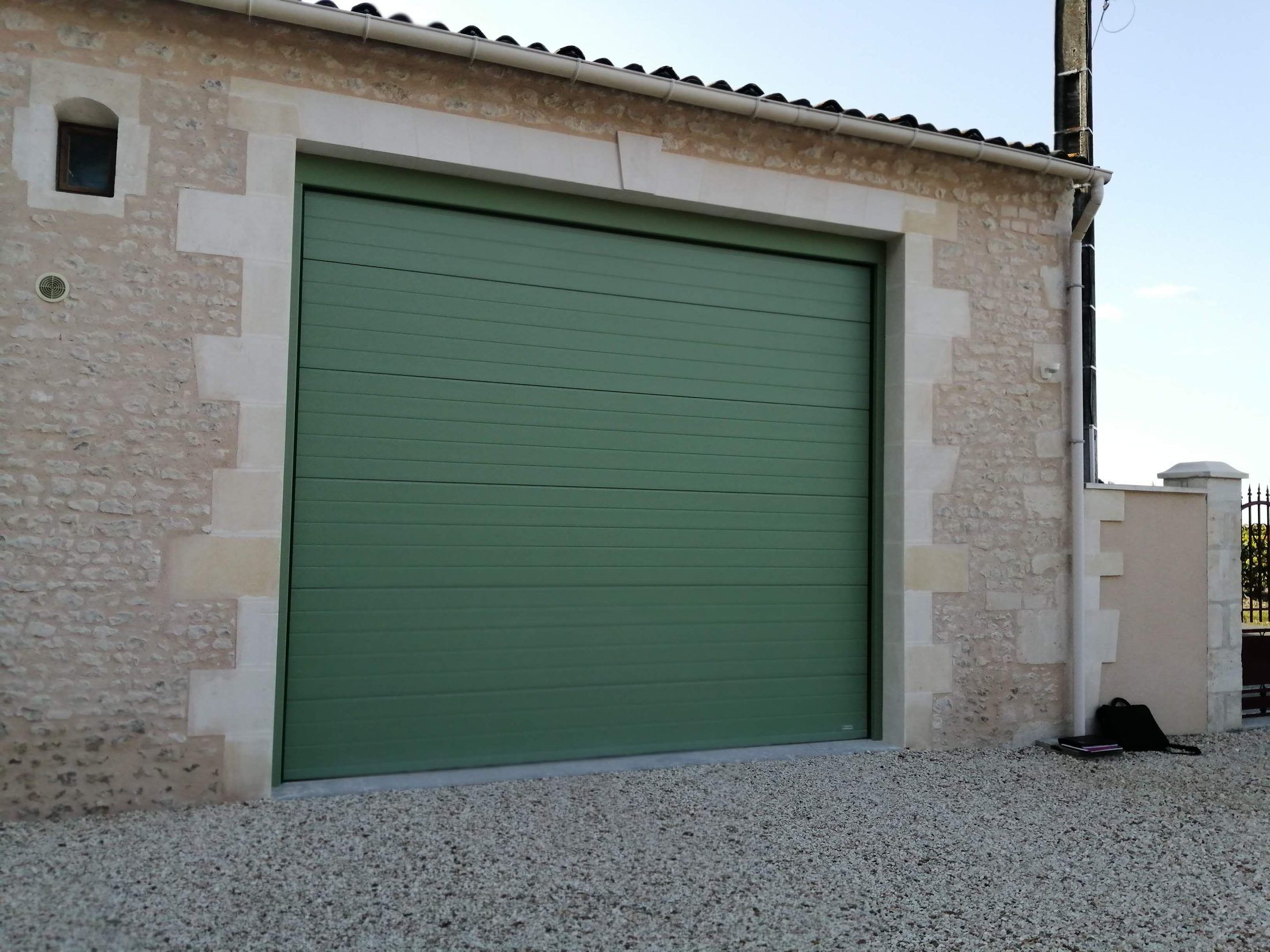 Porte de garage sectionnelle vert-de-gris — Pays royannais