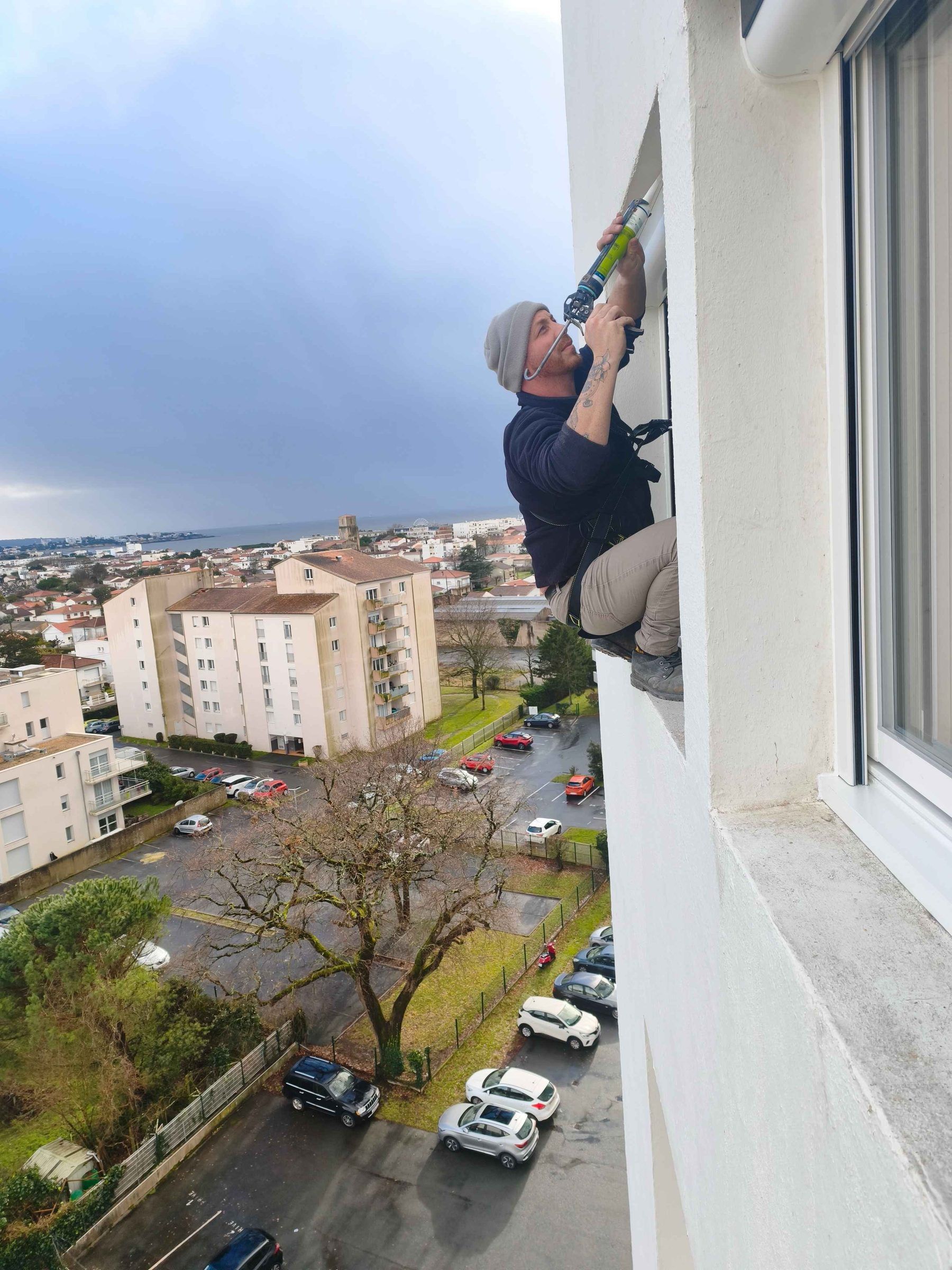 Technicien LUZ intervenant sur une fenêtre en façade