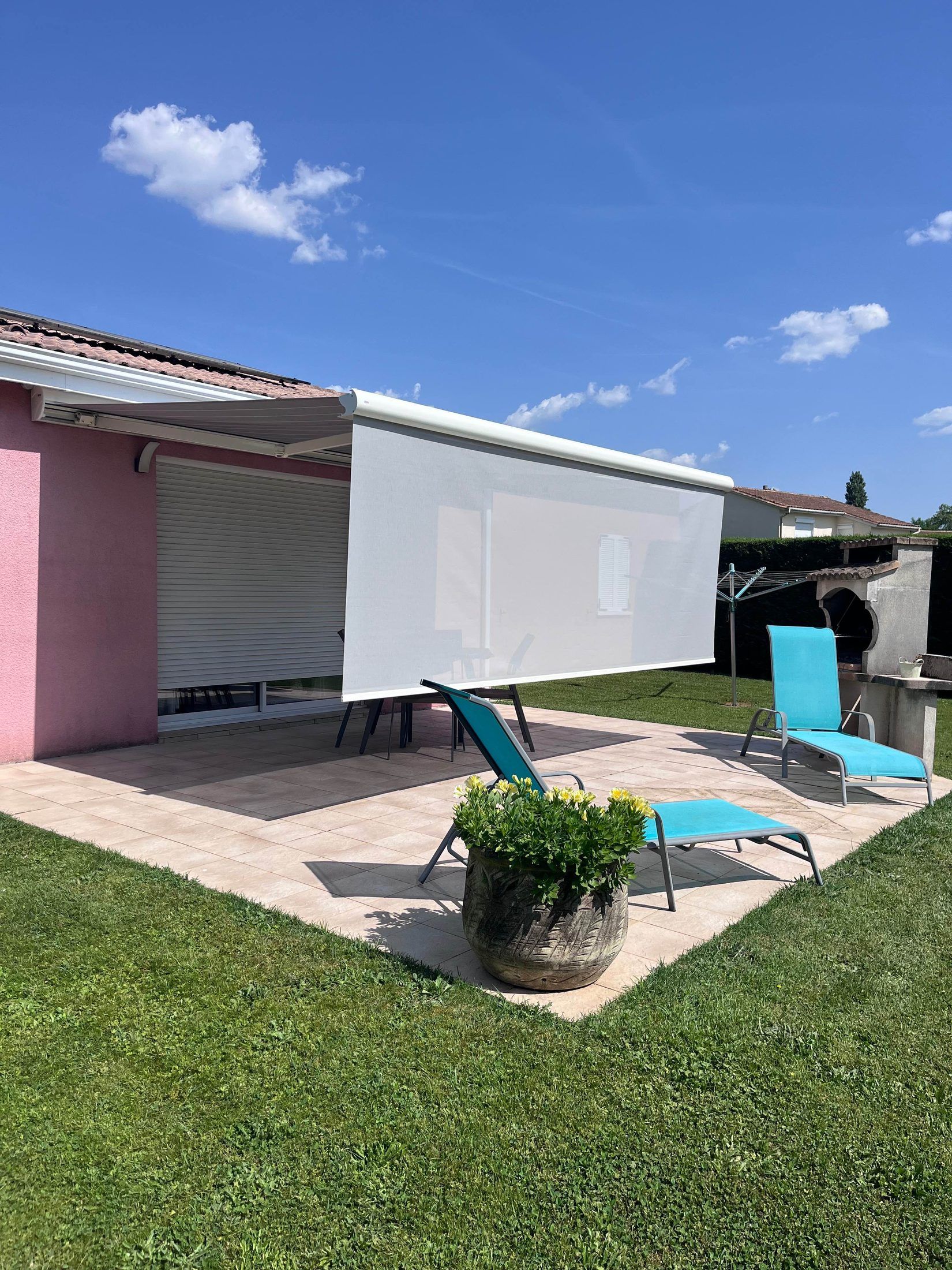 Store banne coffre au bord de la piscine — Royan