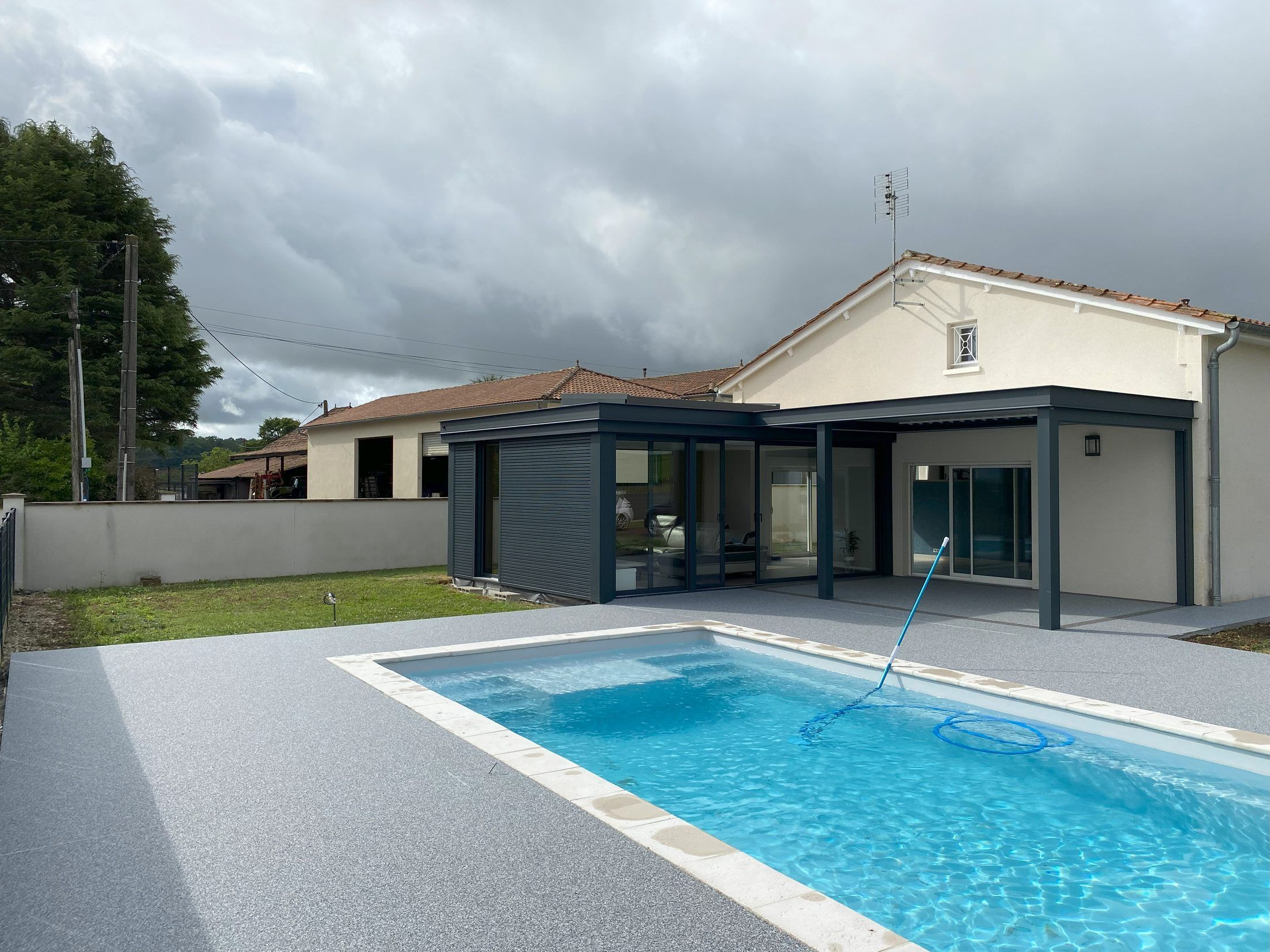 Véranda et pergola bioclimatique au bord de la piscine — Pays jonzacais
