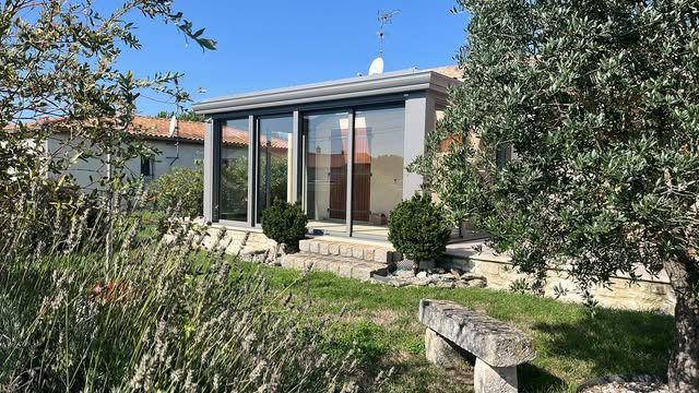 Véranda sur mesure sur maison charentaise — Pays jonzacais