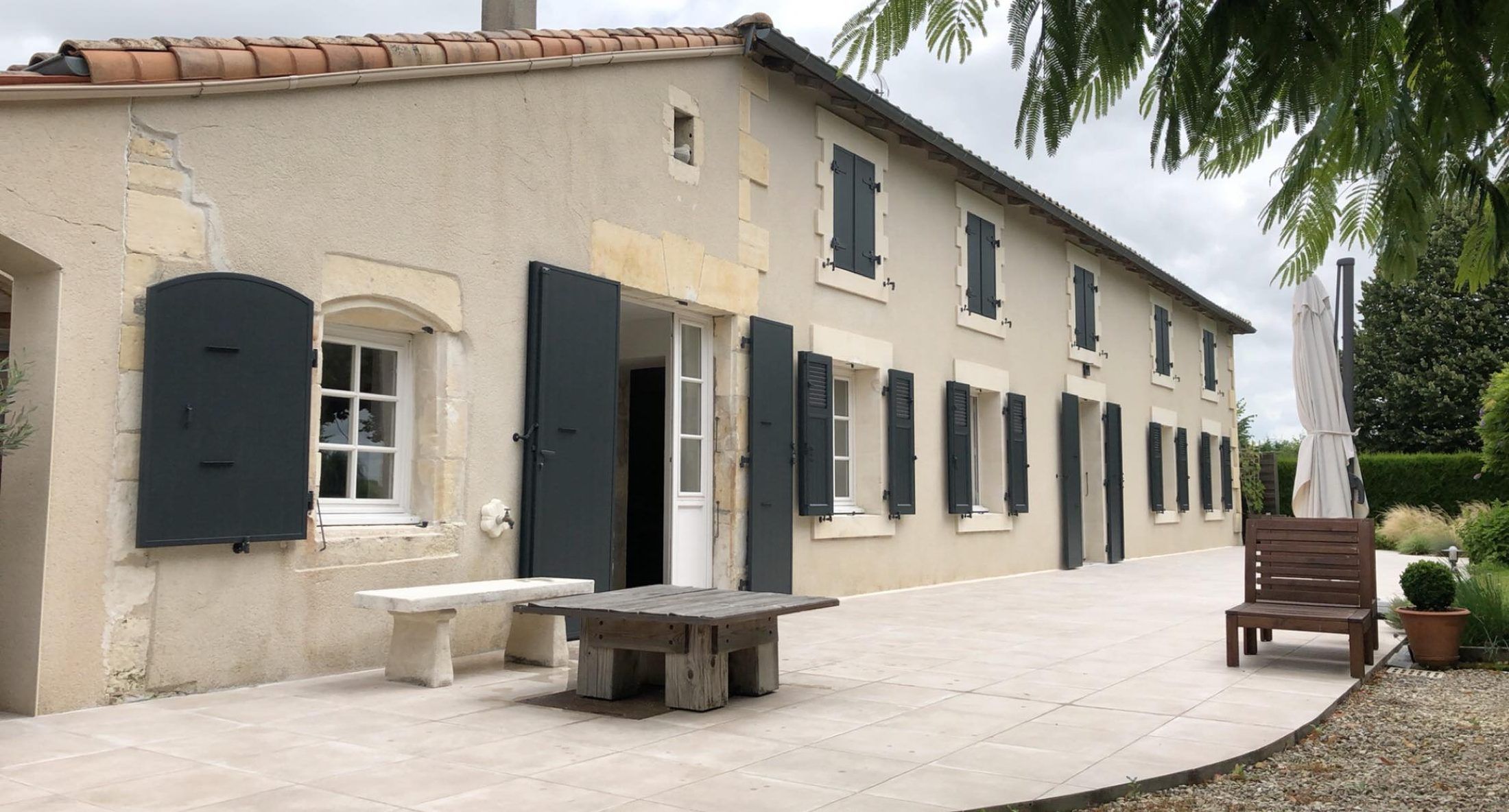 Volets battants aluminium sur maison charentaise — Jonzac