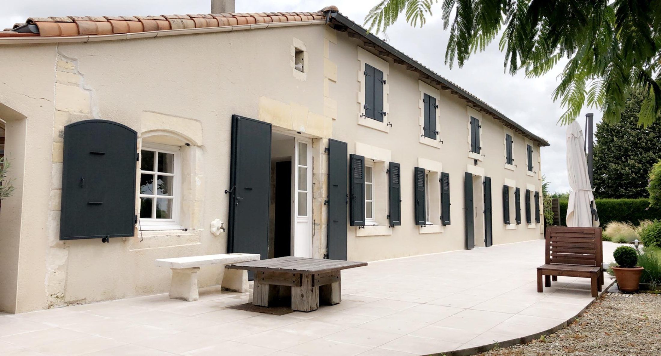 Volets battants aluminium isolants sur maison de maître — photo 2