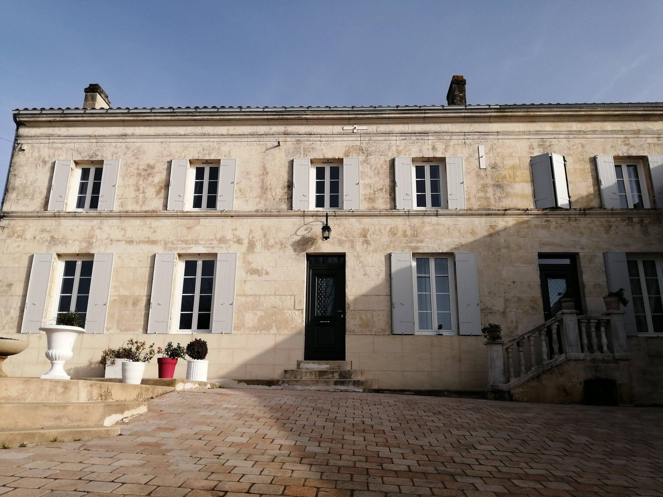 Volets battants aluminium isolants sur maison de maître — Pays jonzacais